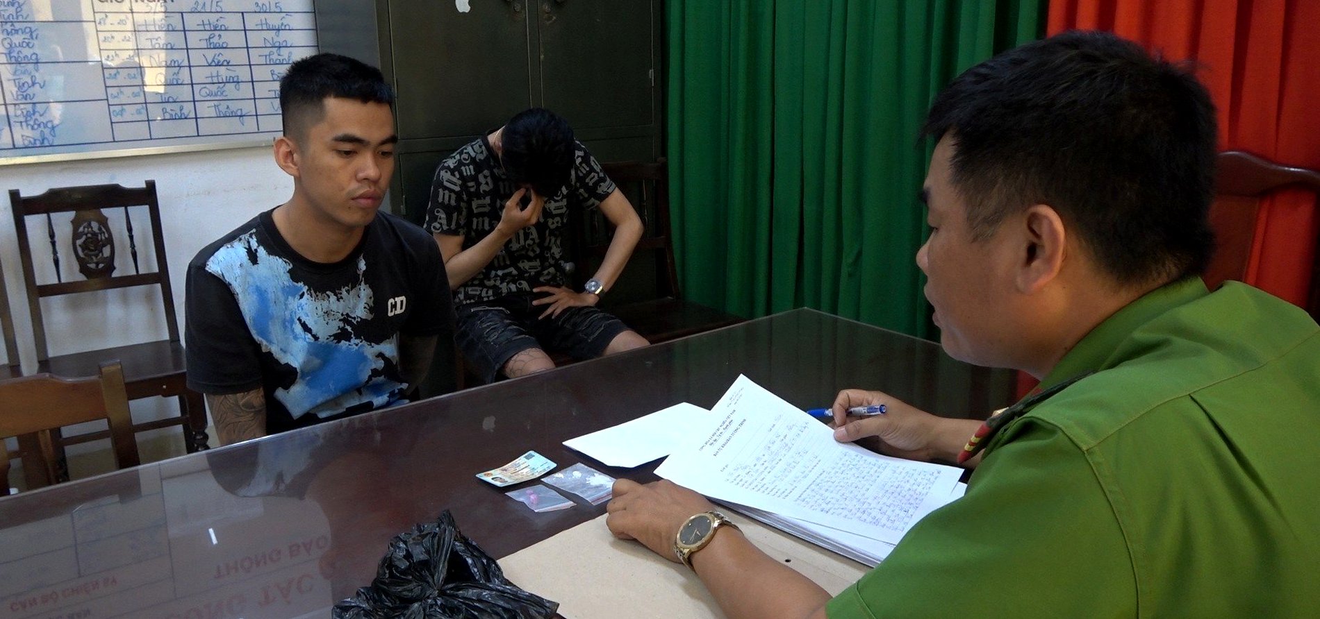 3 đối tượng mua bán ma túy bị bắt trong đêm