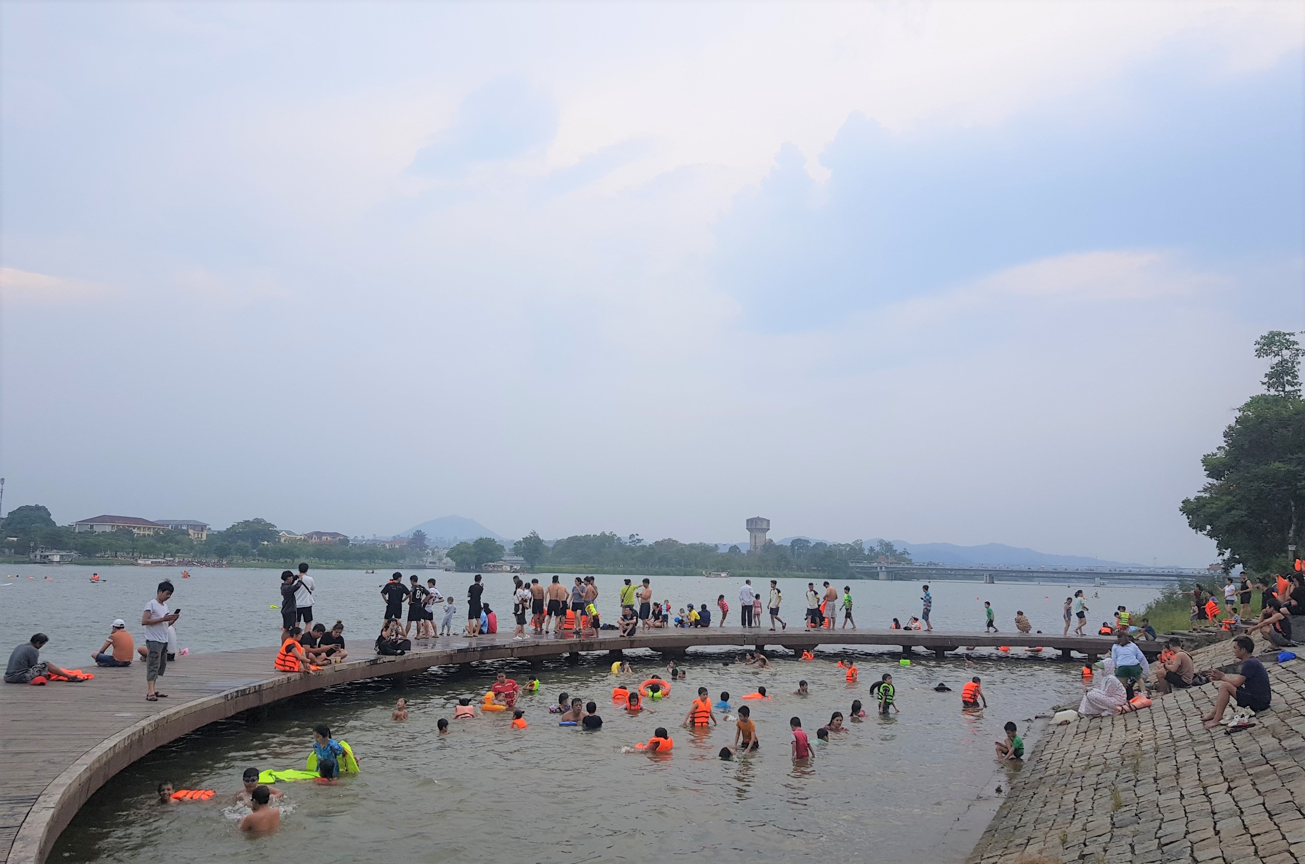 Nắng nóng, người dân ra sông Hương giải nhiệt