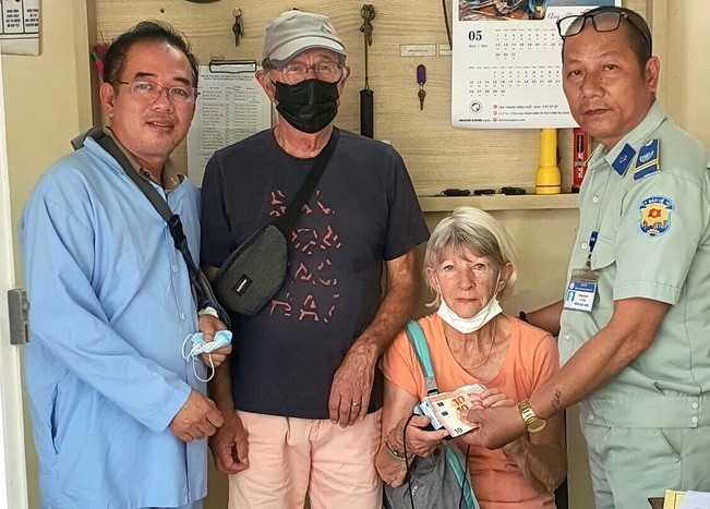 Trao trả ví tiền cho bệnh nhân người Pháp