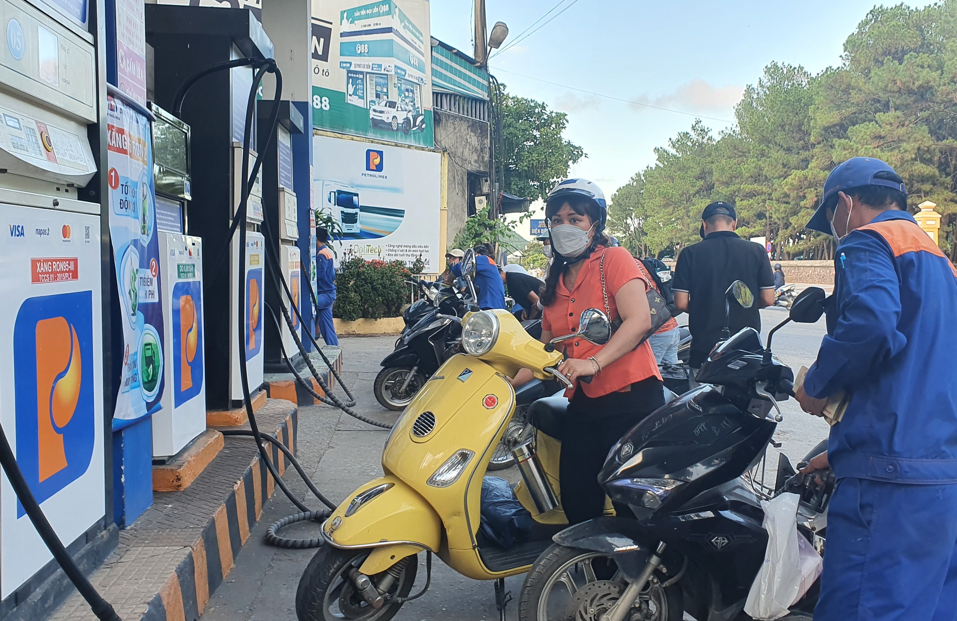 Giá xăng quay đầu tăng sau 3 lần giảm liên tiếp