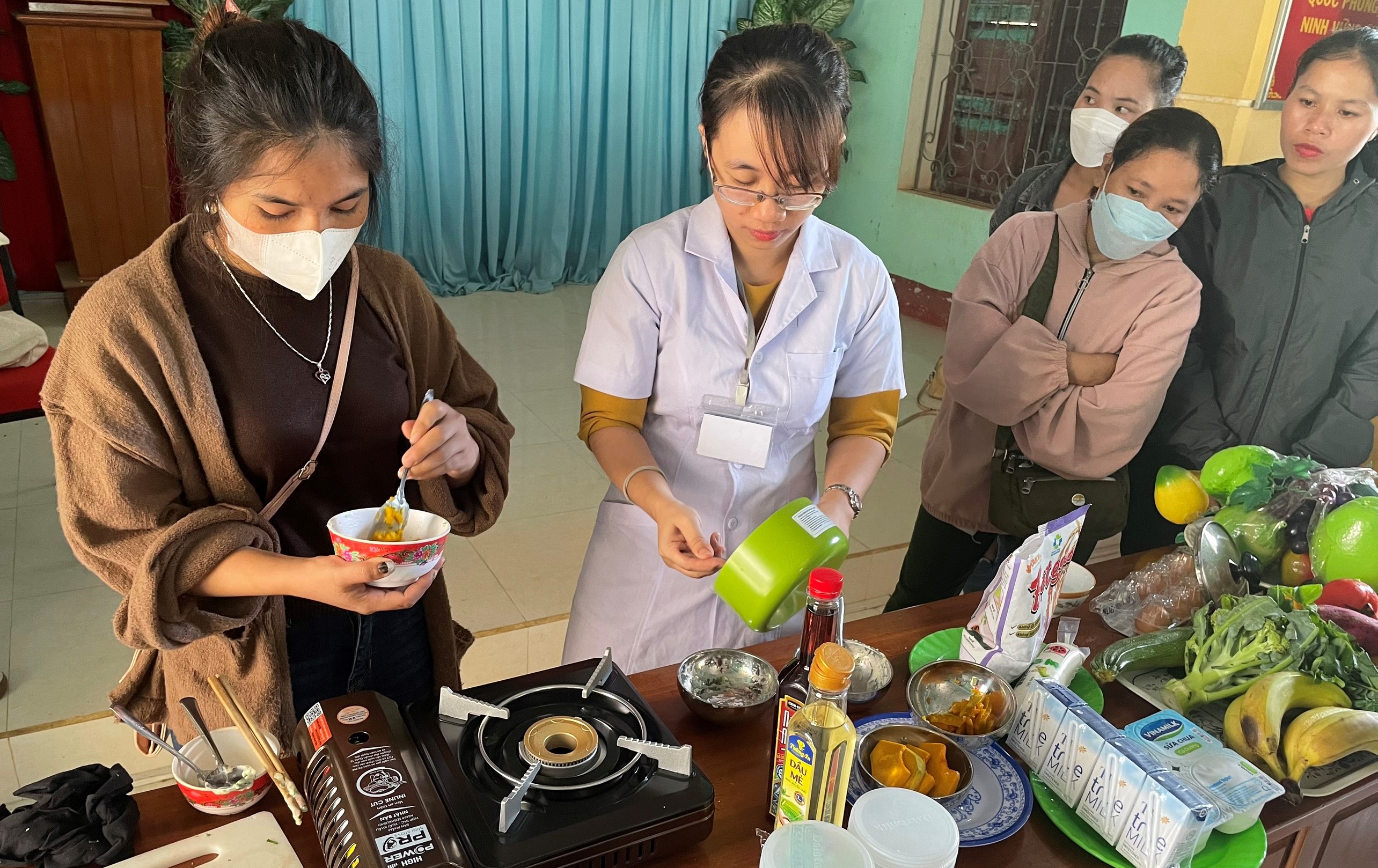 Hướng dẫn thực hành dinh dưỡng cho hơn 400 bà mẹ các xã miền núi
