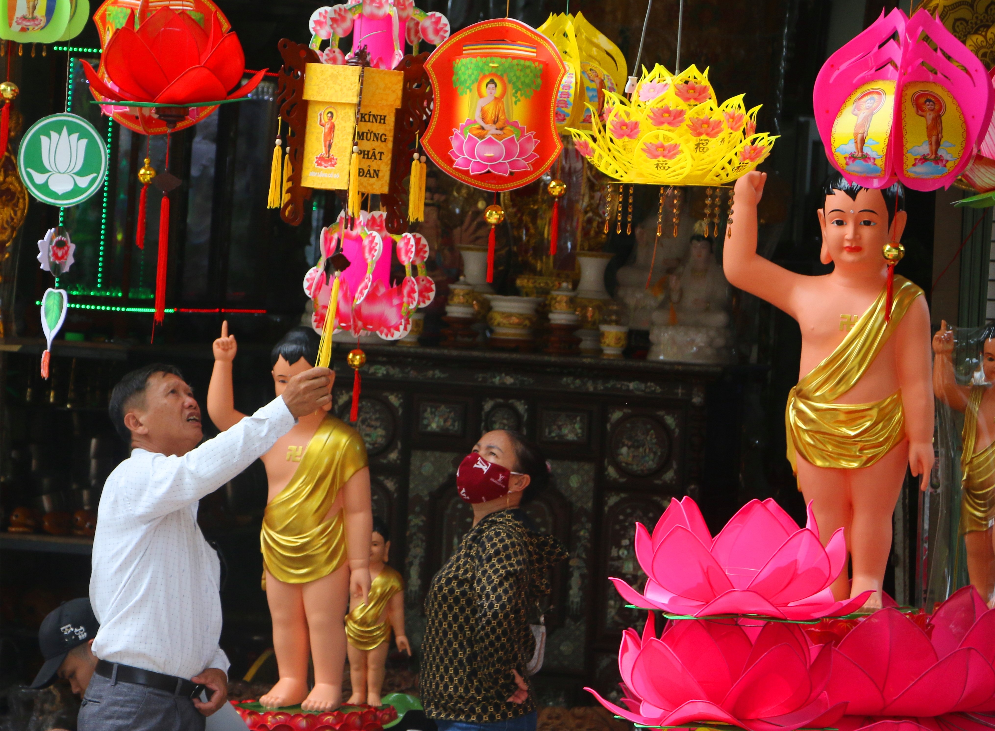 Sắc màu lồng đèn mùa Phật đản