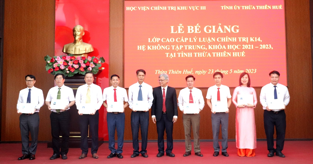 59 học viên hoàn thành lớp học Cao cấp lý luận Chính trị
