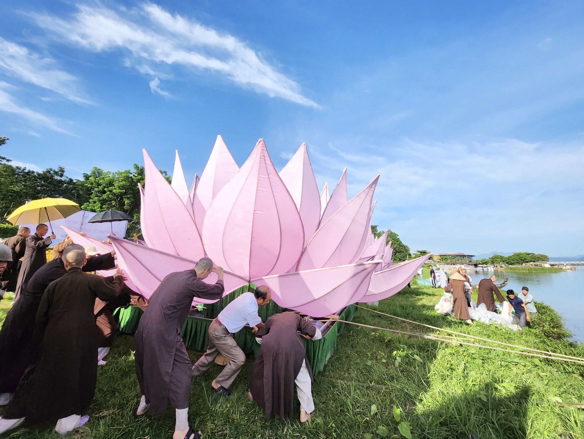 Hạ thủy 7 hoa sen trên sông Hương đón mừng Phật đản