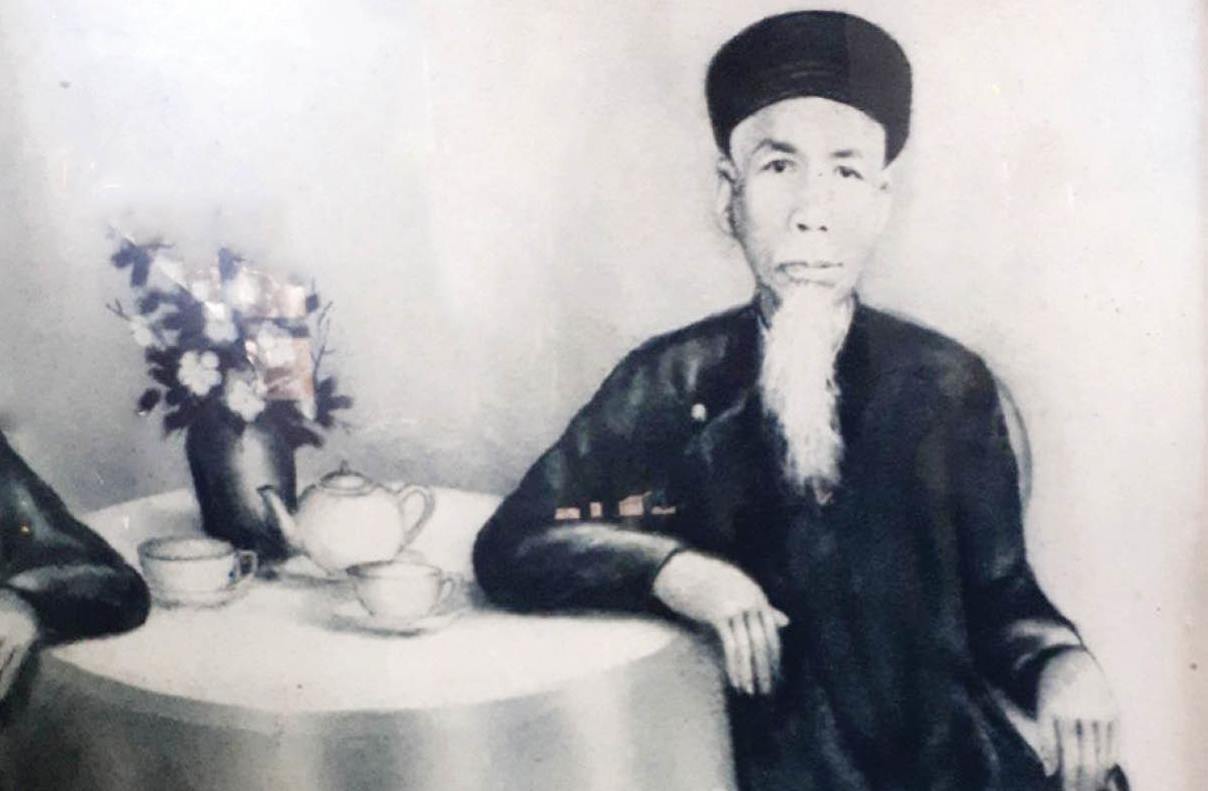 Gia đình 4 đời làm nghề gương tráng bạc và vẽ tranh gương