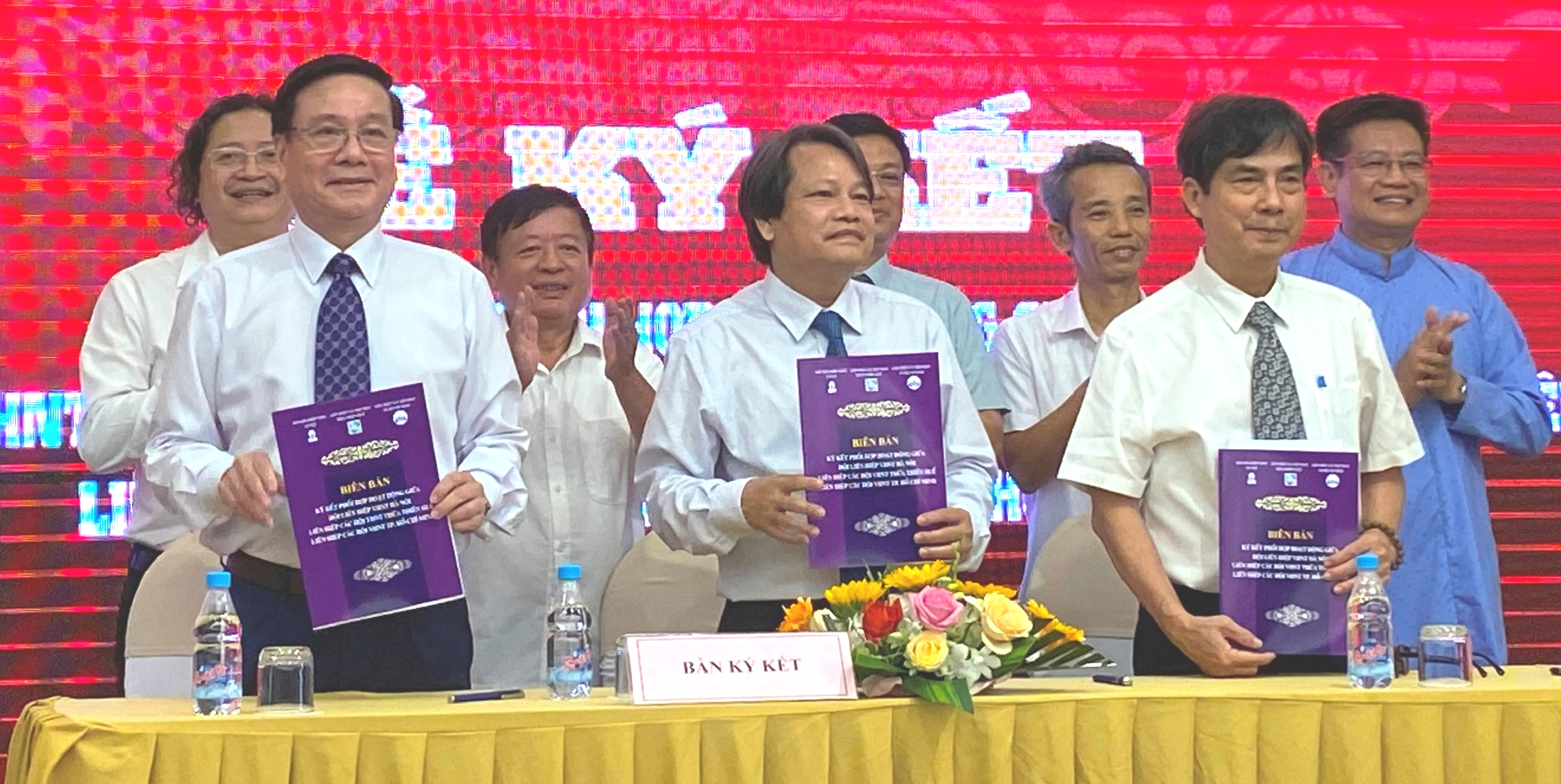 Hợp tác, phát triển văn học nghệ thuật