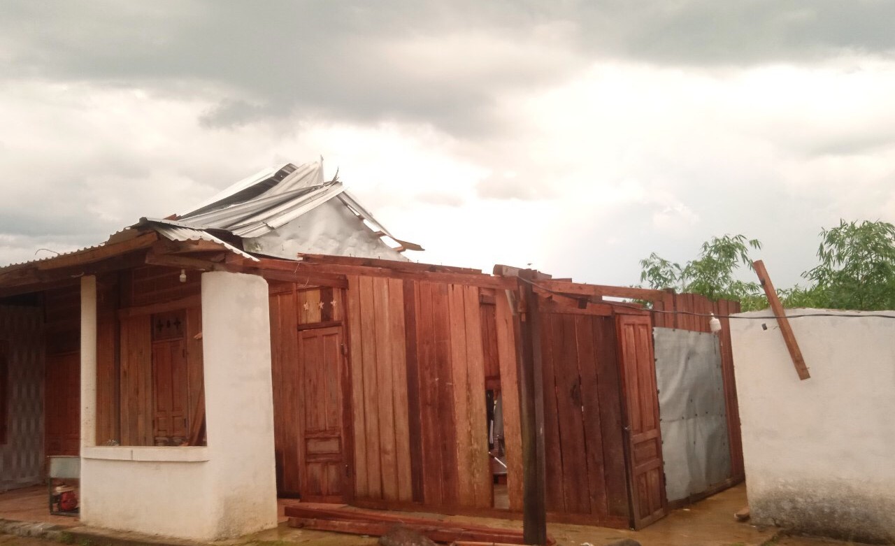 Giông lốc làm hàng loạt nhà tốc mái