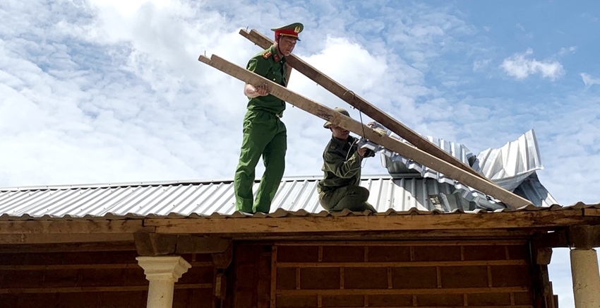 Lực lượng vũ trang, công an giúp dân khắc phục hậu quả do lốc xoáy