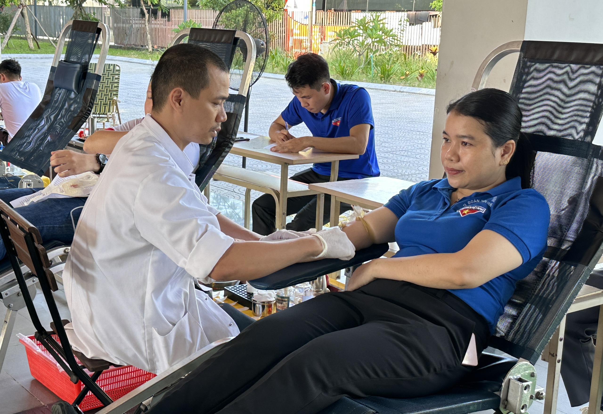 Gần 300 đoàn viên Khối Cơ quan và Doanh nghiệp tham gia hiến máu tình nguyện