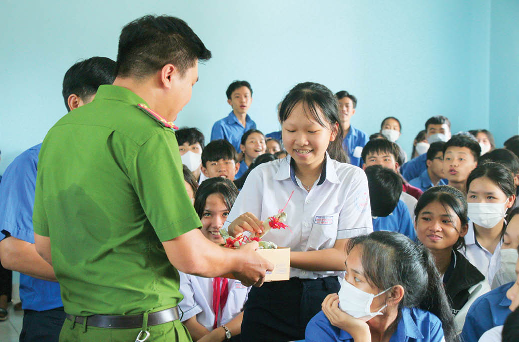 Sôi nổi phiên tòa giả định tuyên truyền về phòng, chống ma túy
