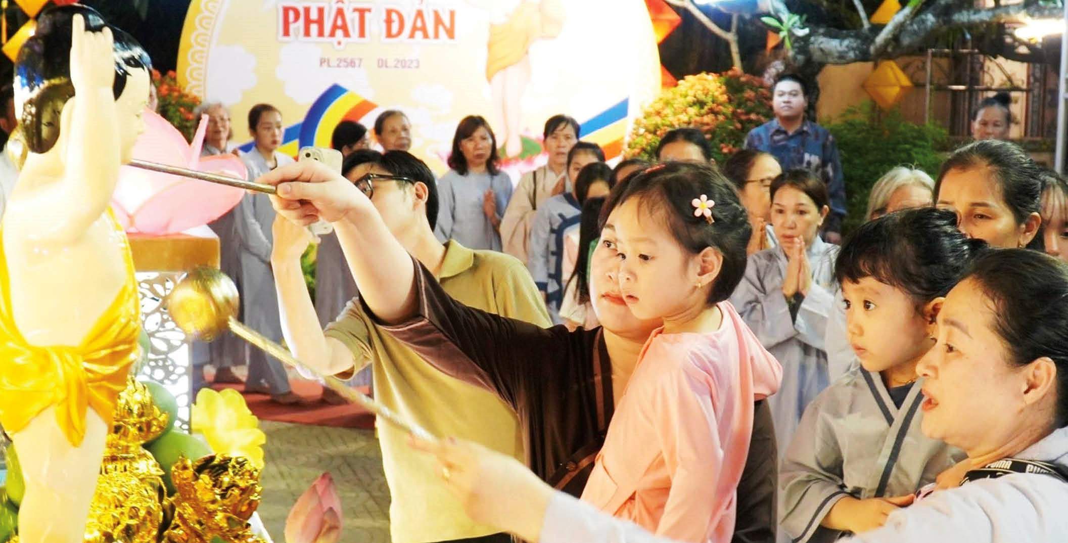 Về Huế mùa Phật đản
