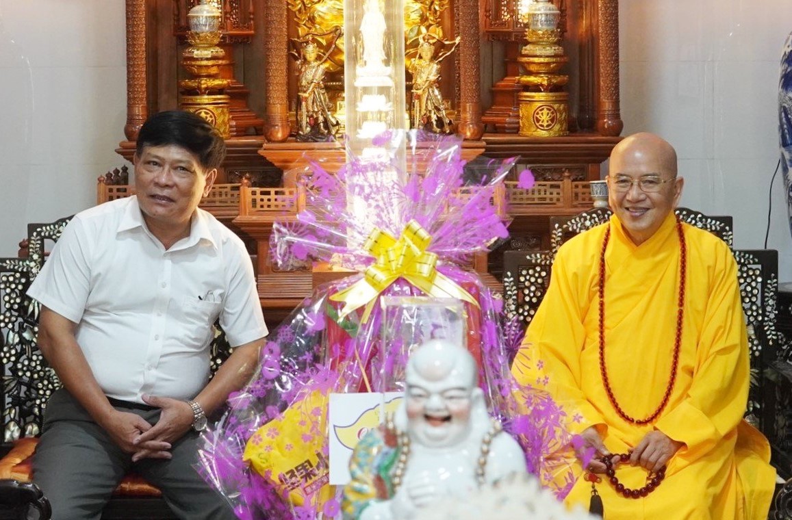 Lãnh đạo Mặt trận tỉnh thăm, chúc mừng Đại Lễ Phật Đản