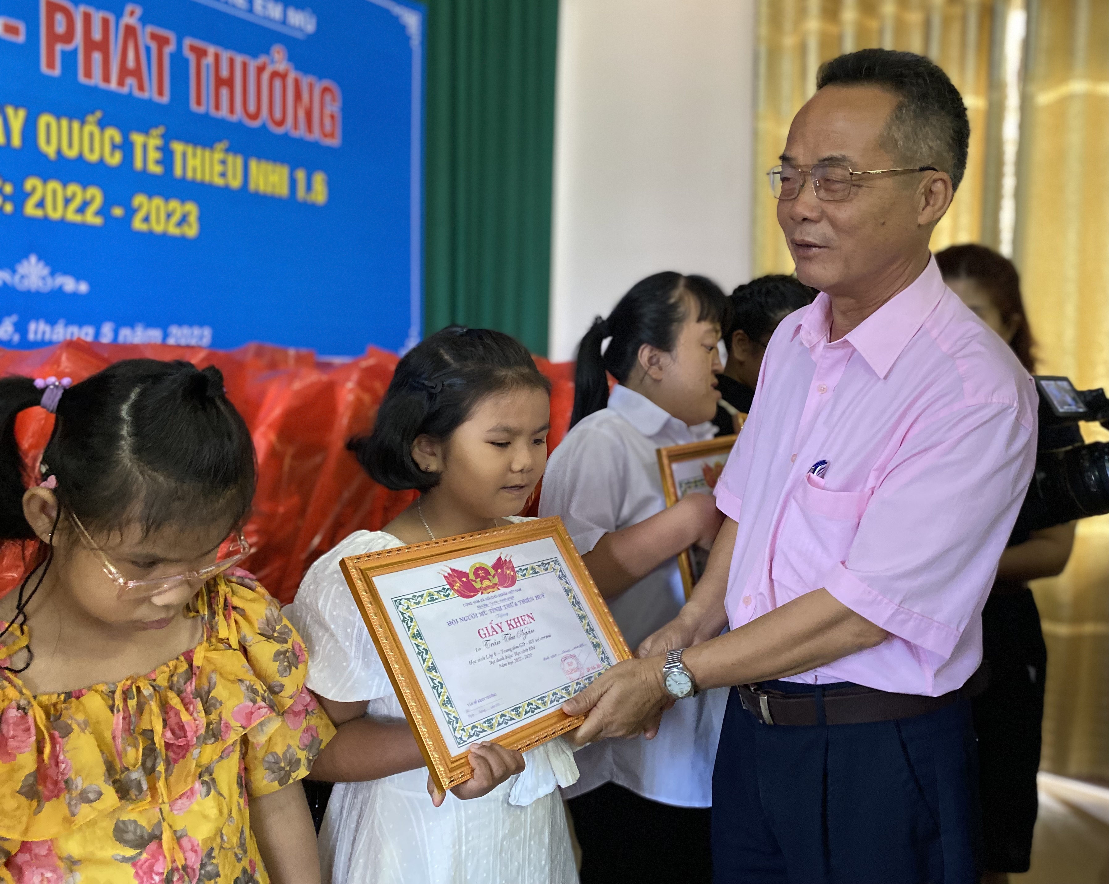 Trao yêu thương đến học sinh mù, khiếm thị