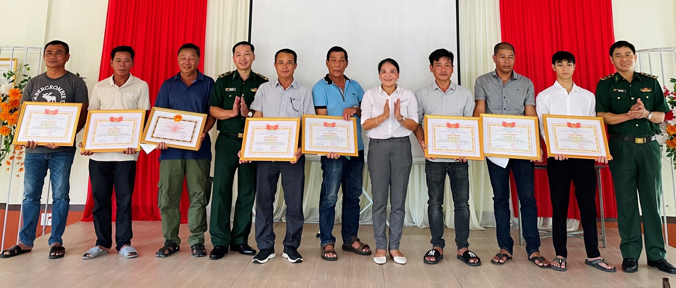 Tặng giấy khen cho 9 tập thể, cá nhân có thành tích xuất sắc trong tham gia bảo vệ chủ quyền biển, đảo