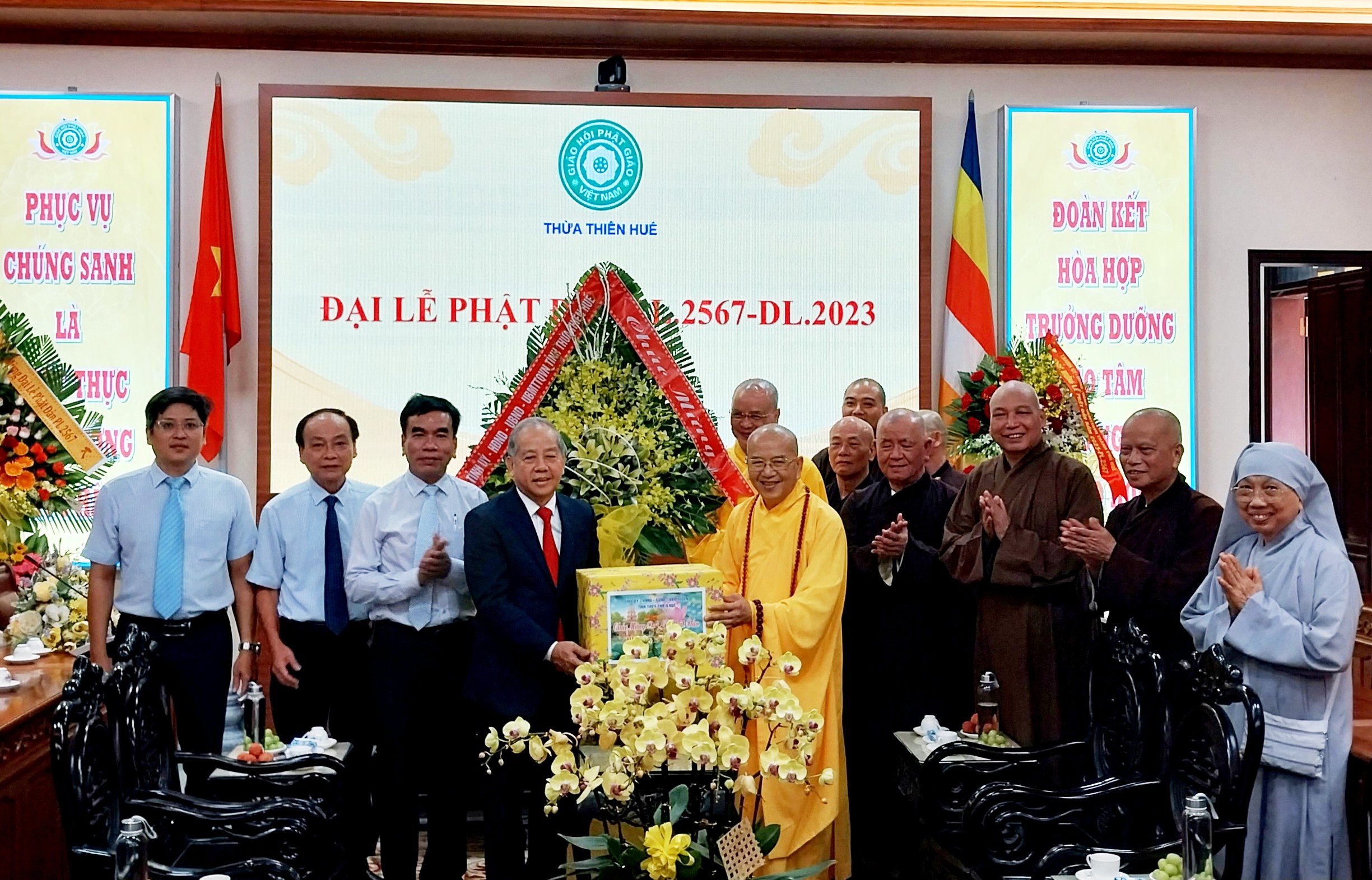 Phó Bí thư Thường trực Tỉnh ủy Phan Ngọc Thọ thăm, tặng hoa chúc mừng Ban Trị sự Giáo hội Phật giáo Việt Nam tỉnh