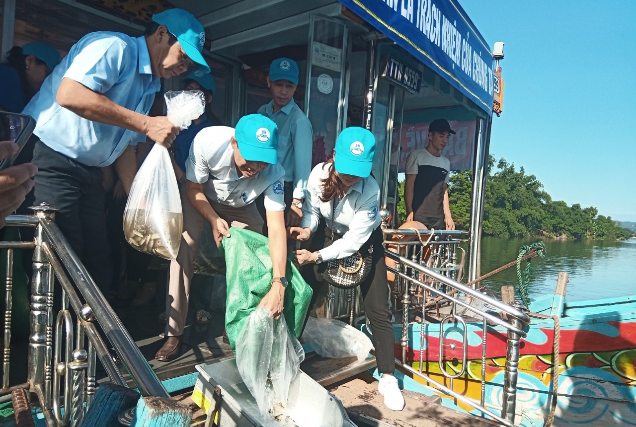 Thả 260 ngàn con cá giống xuống sông Hương