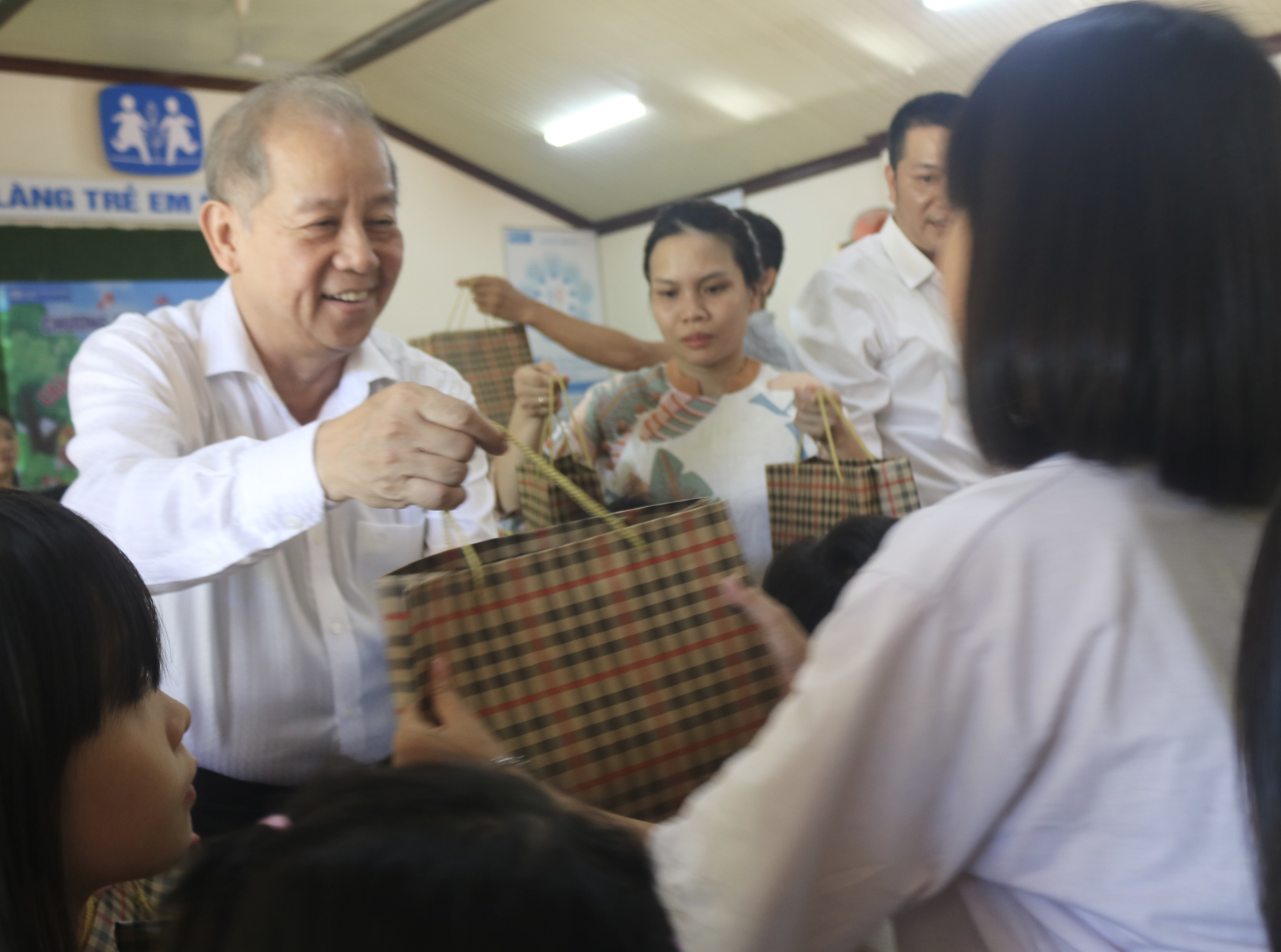 Phó Bí thư Thường trực Tỉnh ủy Phan Ngọc Thọ vui Tết thiếu nhi cùng trẻ em khó khăn