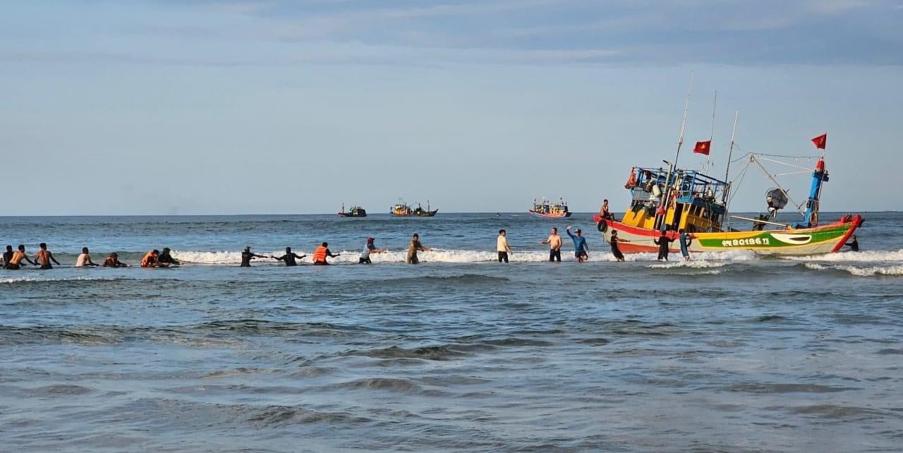 Cứu hộ tàu cá bị sóng đánh trôi dạt vào bờ biển