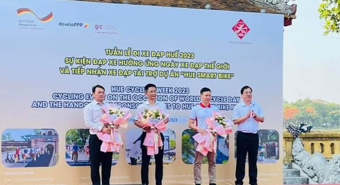 TP Huế Đạp xe hưởng ứng Ngày Xe đạp thế giới và tiếp nhận xe đạp tài trợ Dự án Huế Smart Bike