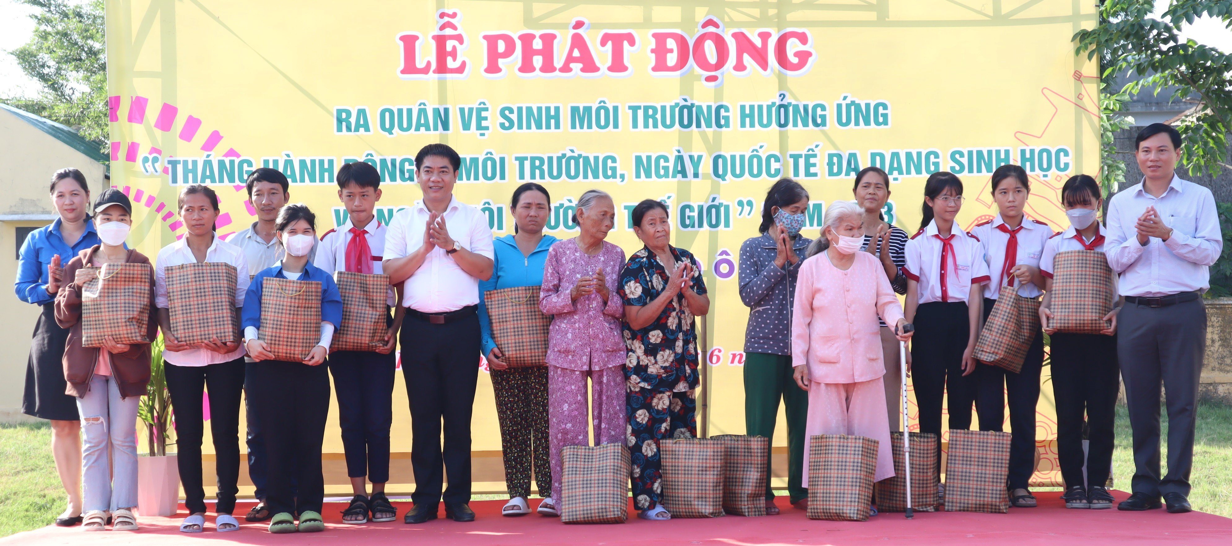 Phú Vang phát động, ra quân vệ sinh môi trường hưởng ứng “Tháng hành động vì môi trường