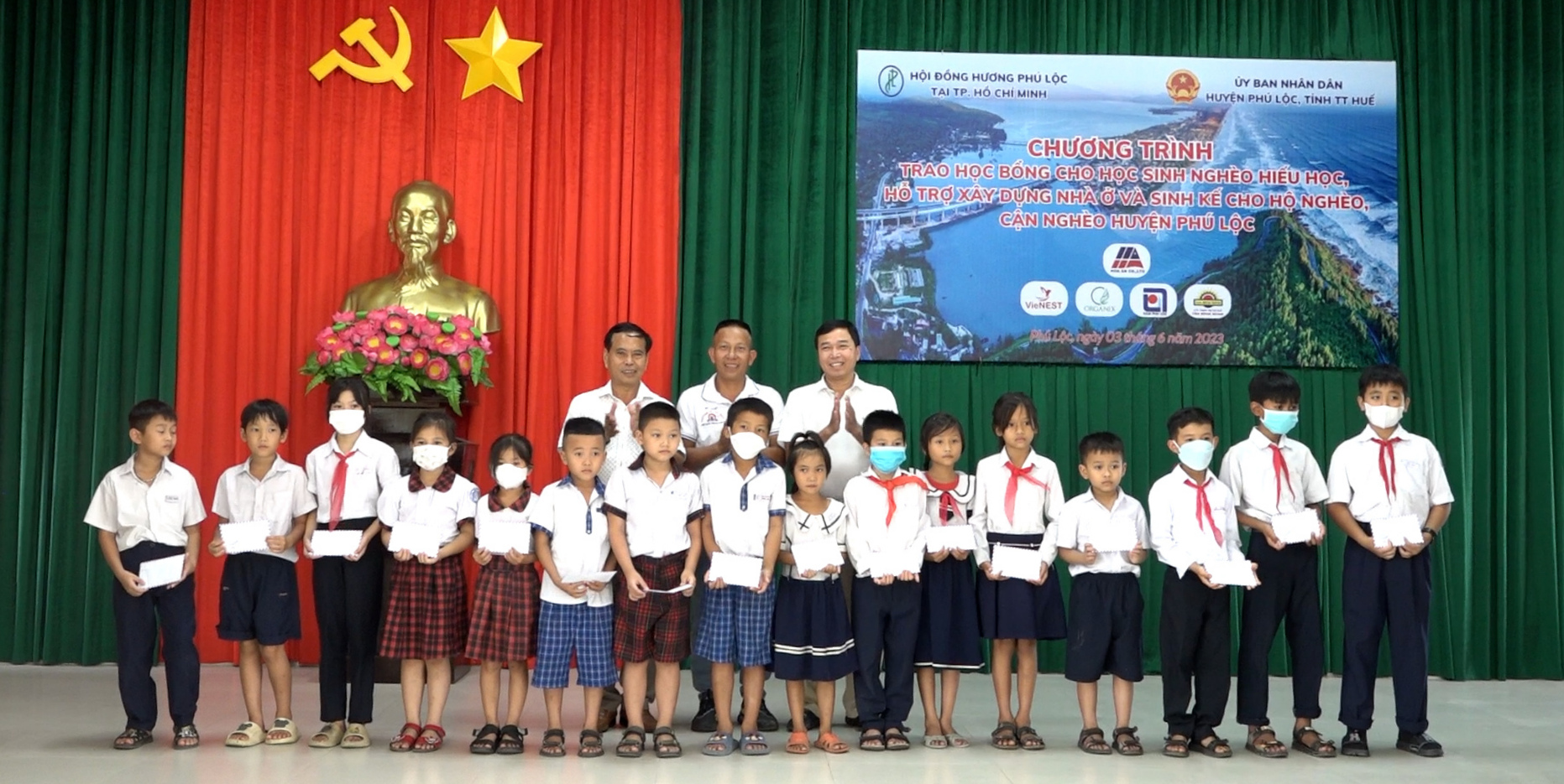 Gần 400 triệu đồng tặng học bổng cho học sinh, xây nhà ở cho hộ nghèo