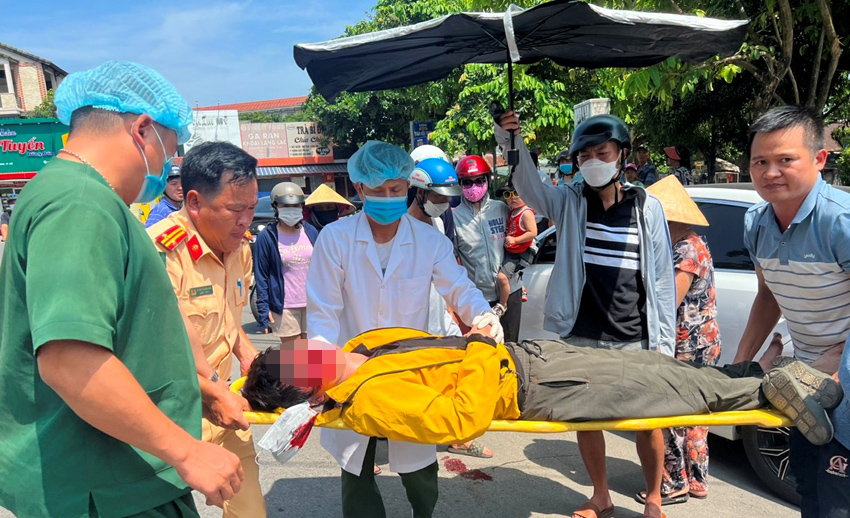 Kịp thời đưa một người dân tự ngã gây tai nạn đi cấp cứu