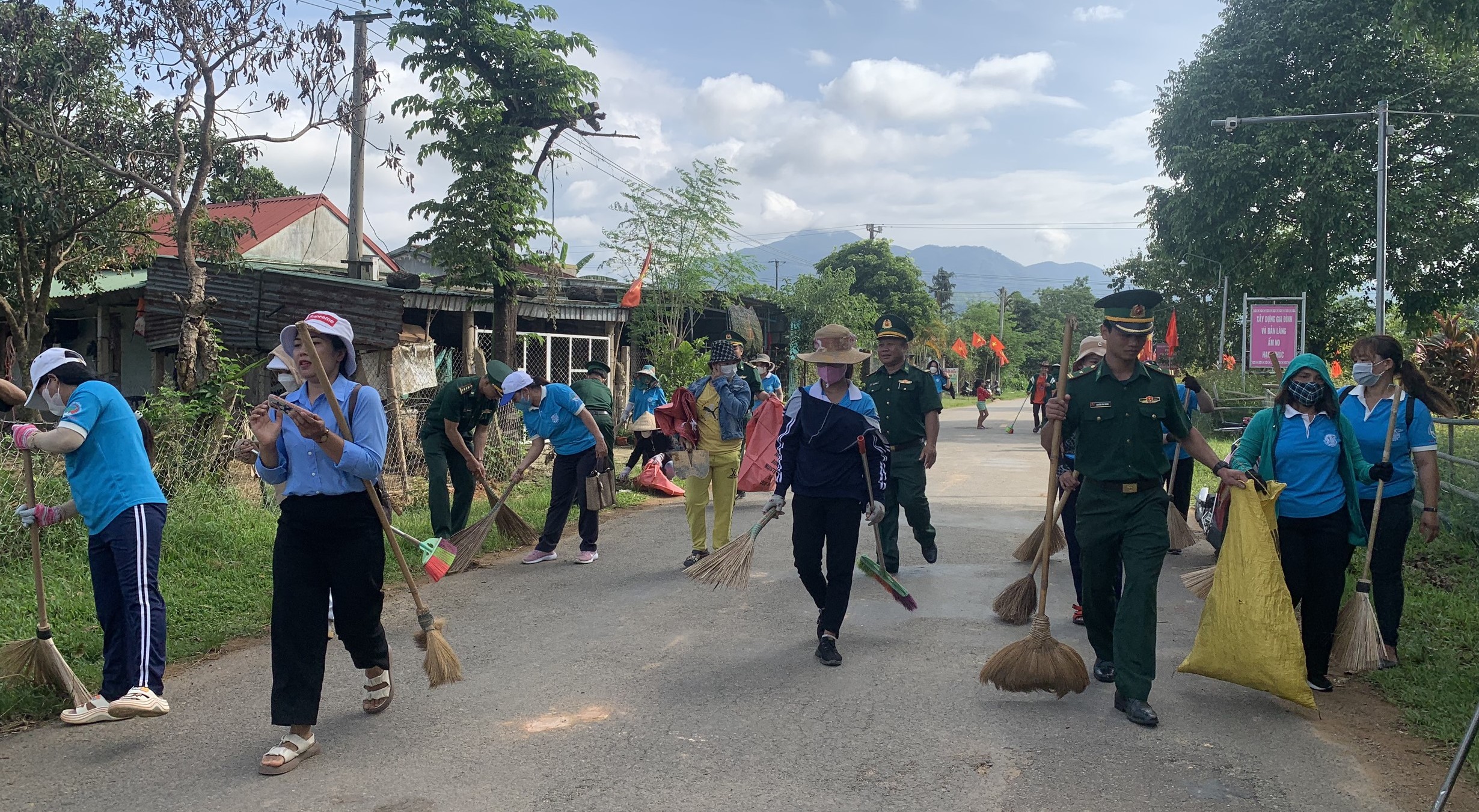 A Lưới ra quân xử lý rác thải