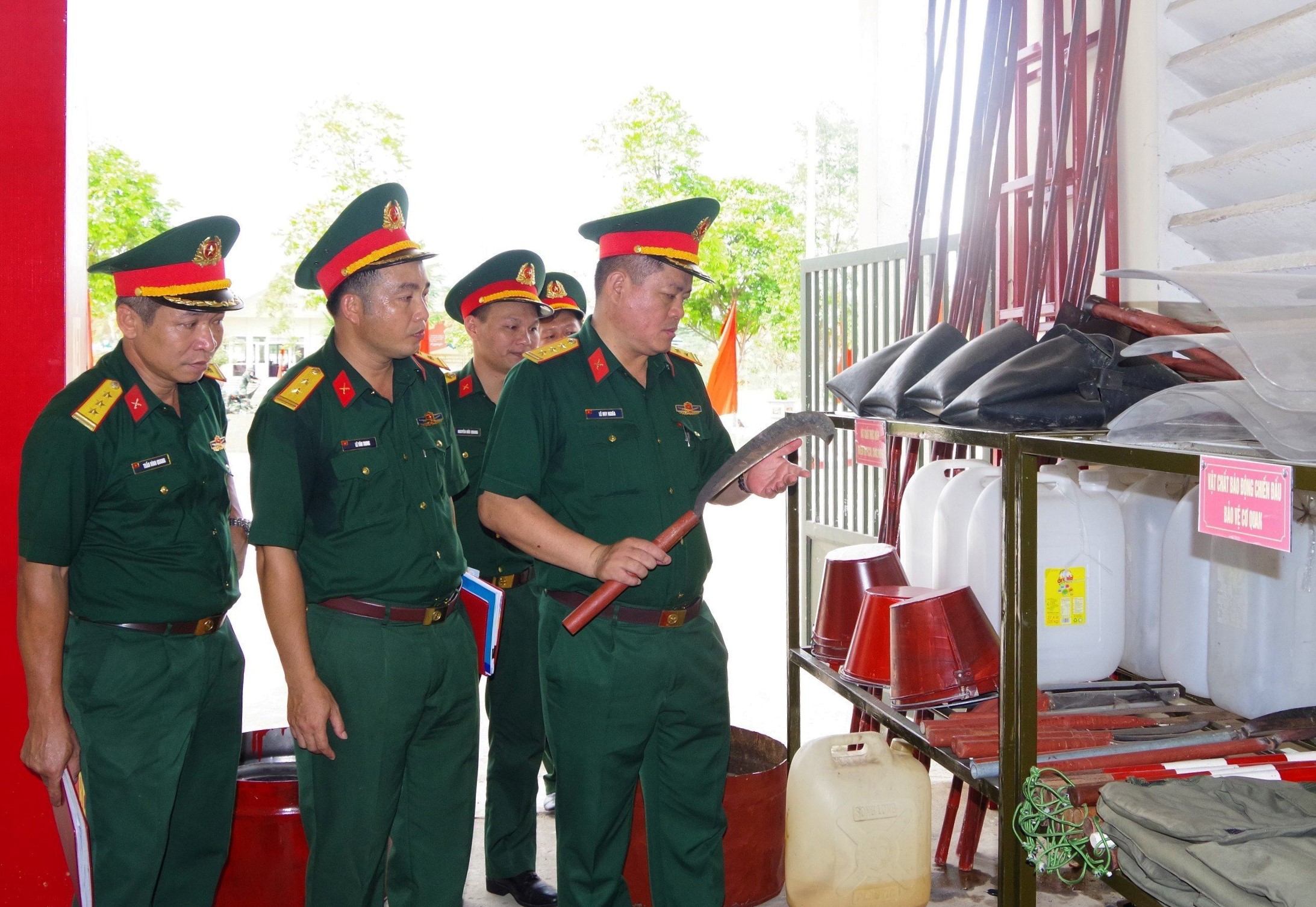 Kiểm tra toàn diện kết quả thực hiện nhiệm vụ quân sự - quốc phòng tại Hương Trà và A Lưới