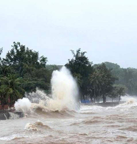 Dải hội tụ nối vùng áp thấp gây mưa dông mạnh trên nhiều vùng biển