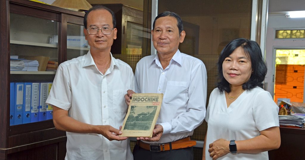 Trao tặng hiện vật cho Bảo tàng Cổ vật Cung đình Huế