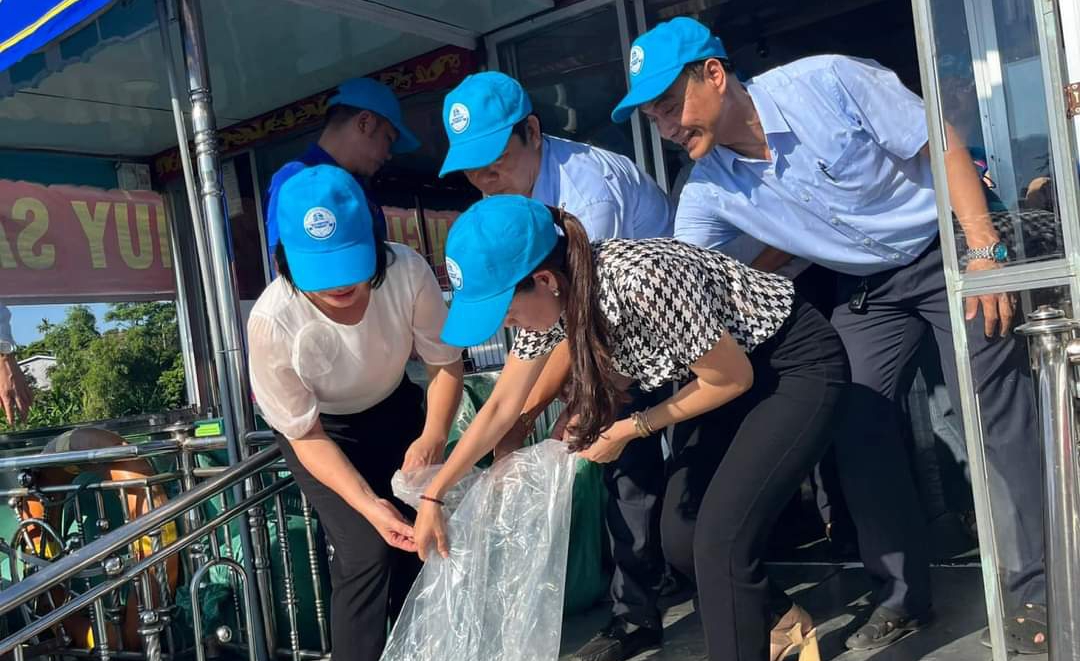 Thả gần 275 ngàn con tôm sú và cua giống xuống đầm phá