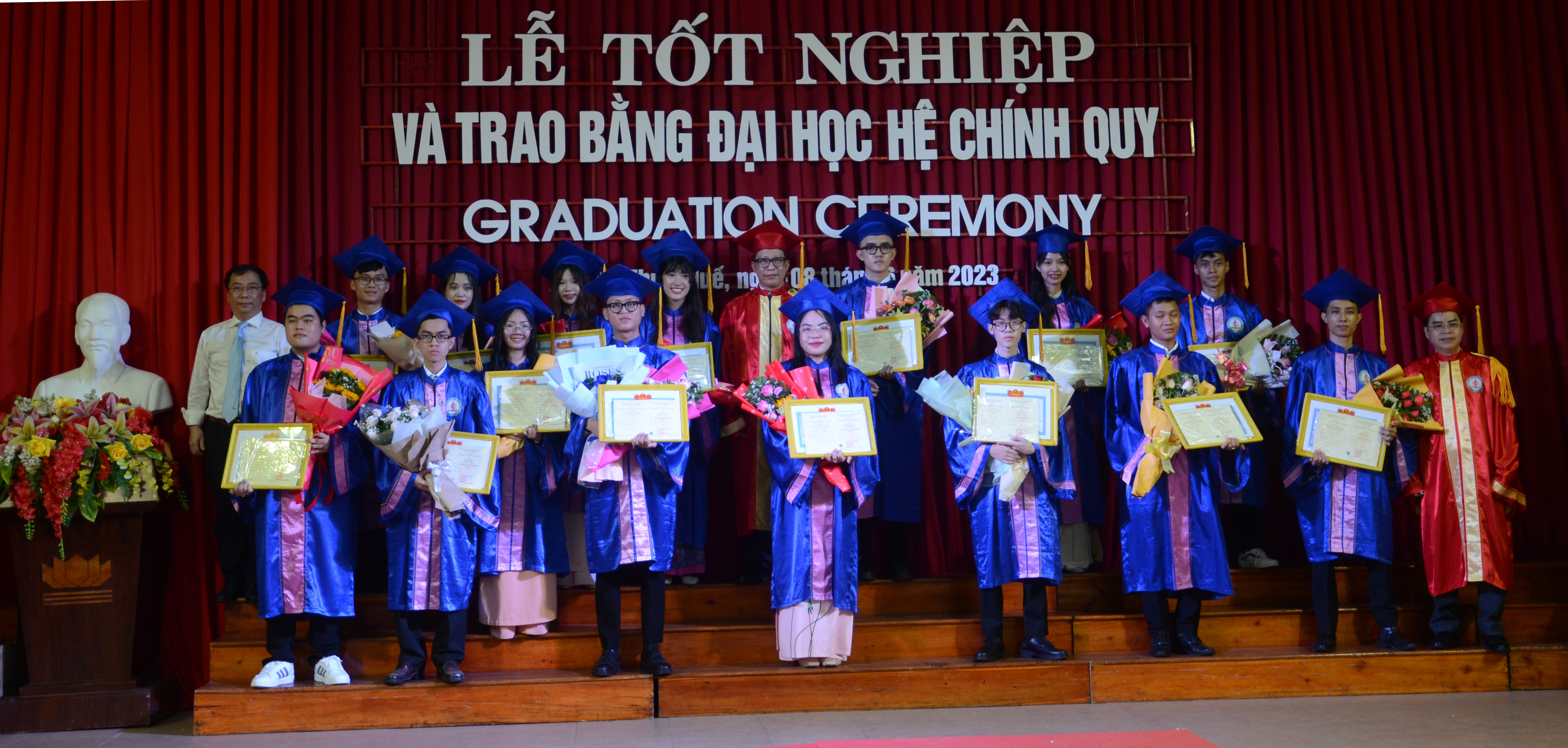 417 sinh viên Trường đại học Sư phạm tốt nghiệp ra trường