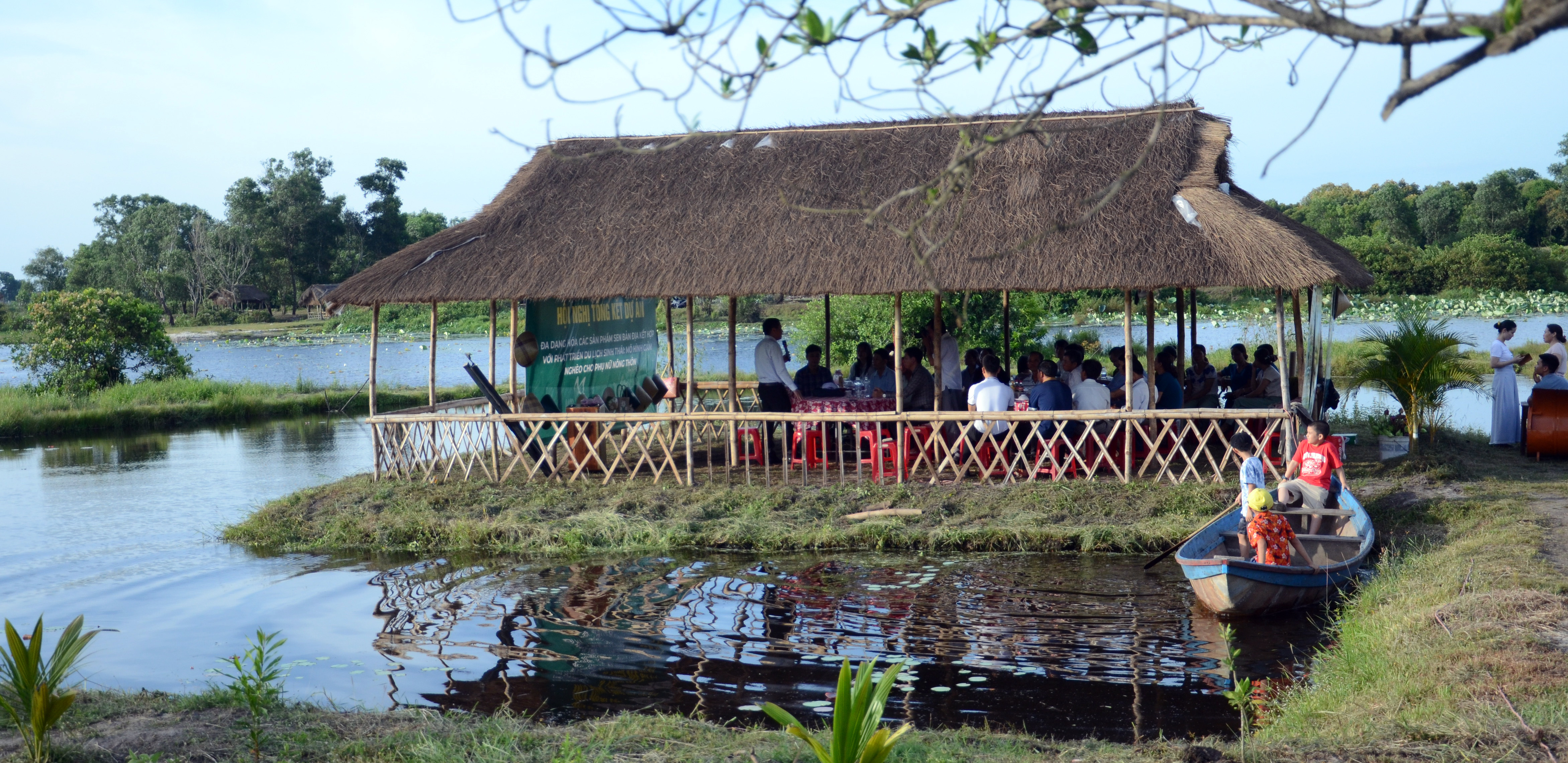 Đa dạng sản phẩm sen bản địa giúp phụ nữ phát triển kinh tế