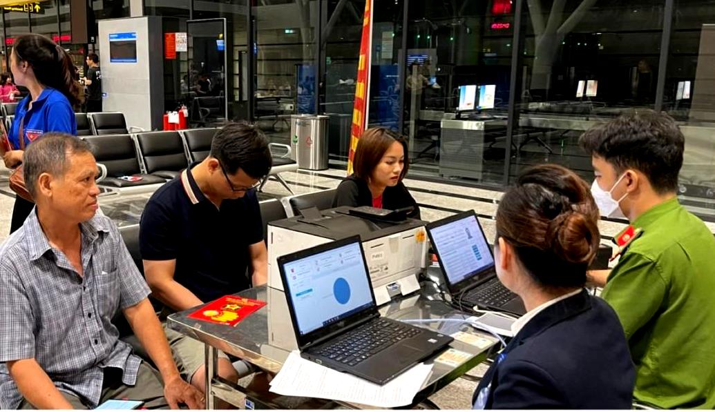 Sử dụng tài khoản định danh điện tử để làm thủ tục lên máy bay cho người dân
