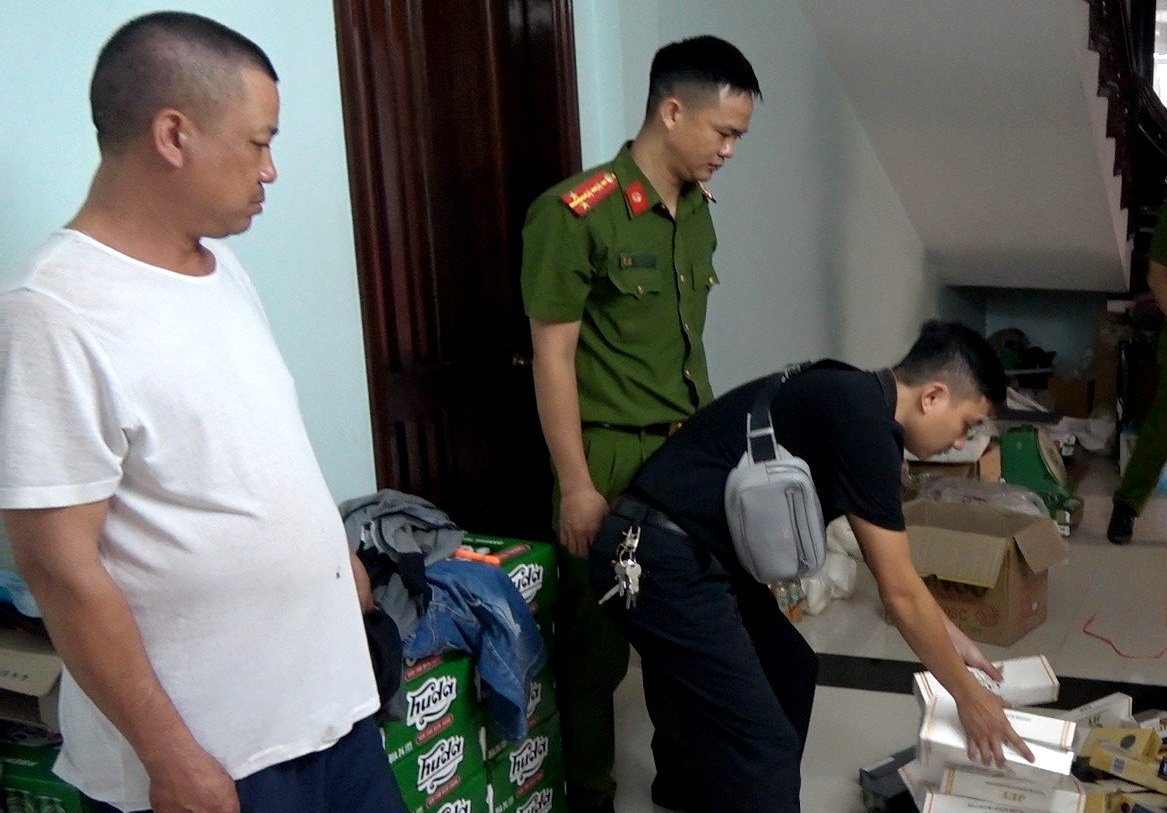 Khởi tố đối tượng tàng trữ thuốc lá nhập lậu