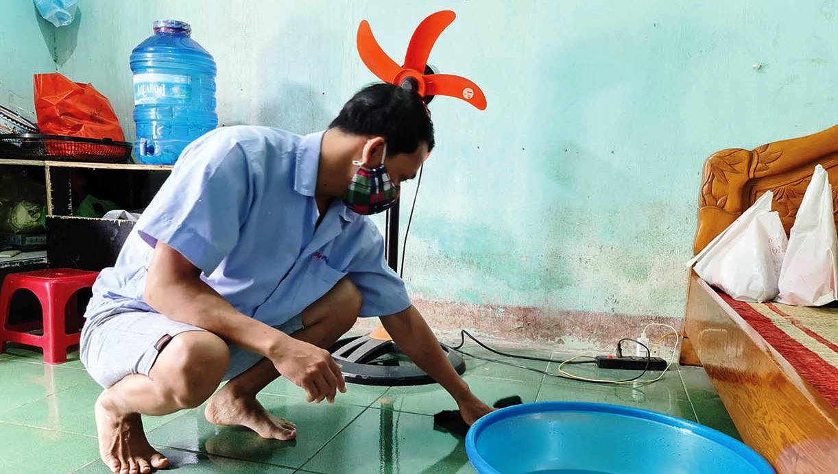 Công nhân khu trọ quay quắt với nắng nóng