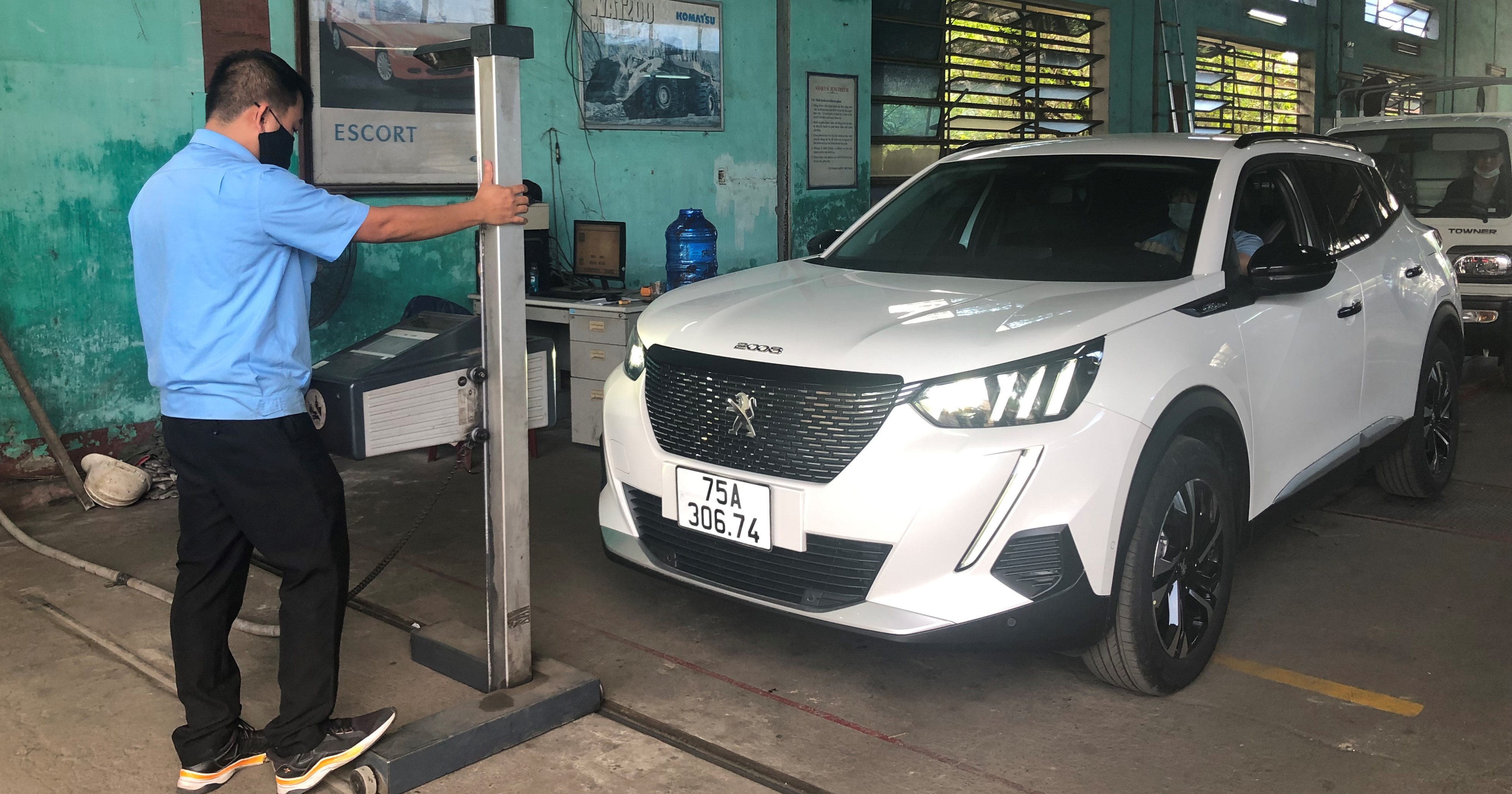 Lượng ô tô con đi đăng kiểm đã giảm từ 20-25