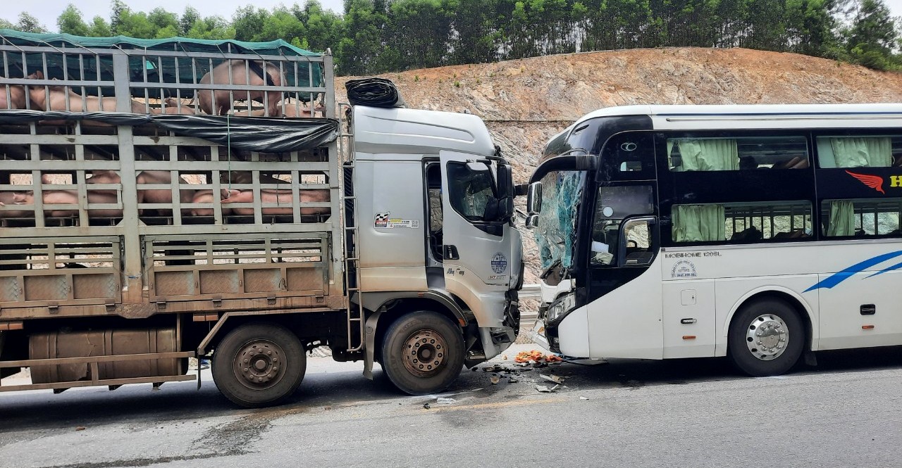Làm rõ nguyên nhân vụ tai nạn giao thông nghiêm trọng làm 5 người bị thương