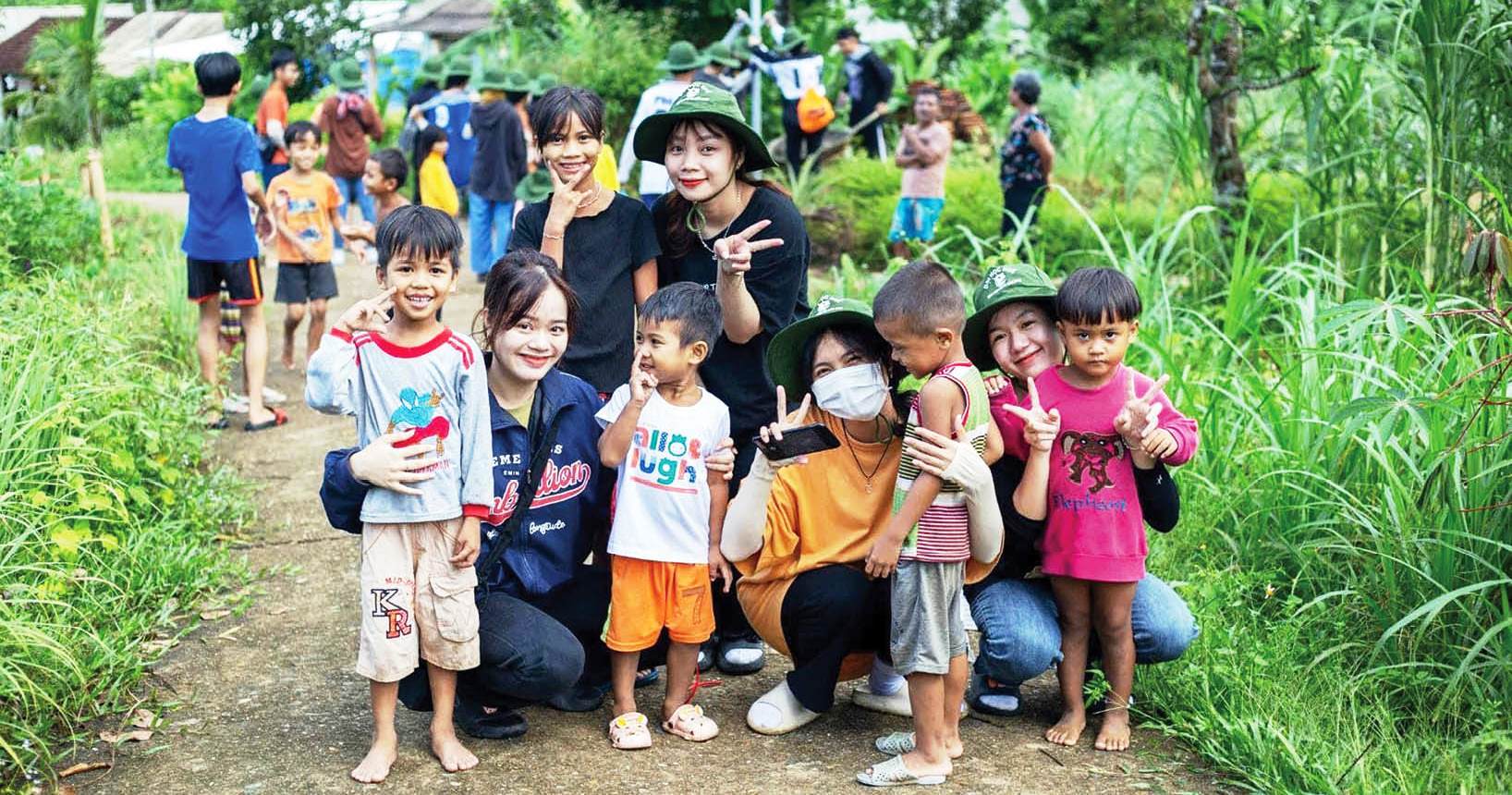 Hướng về cộng đồng và thí sinh