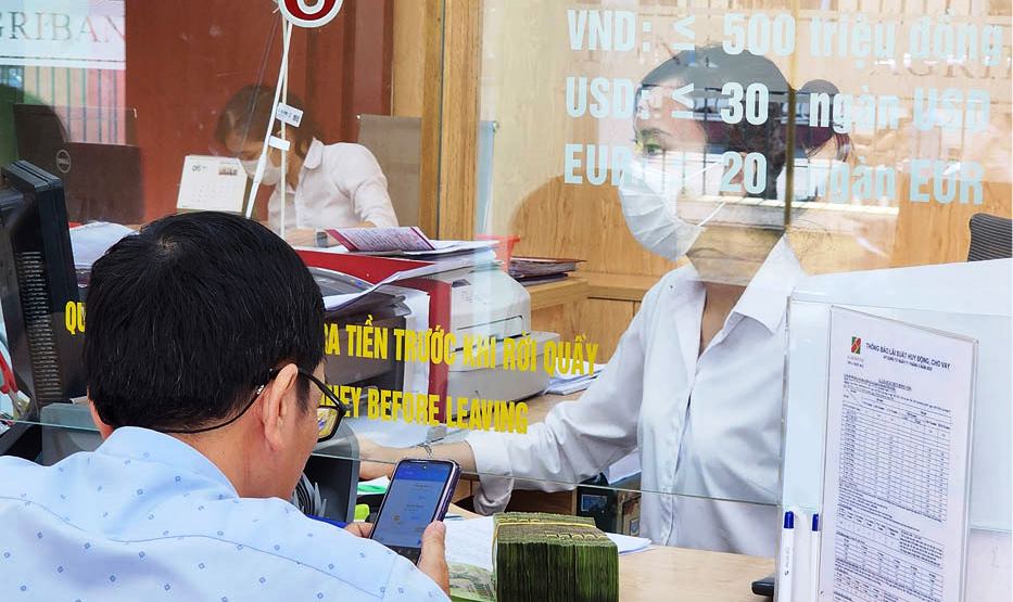 Lãi suất tiền gửi giảm, dòng tiền vẫn chảy vào ngân hàng