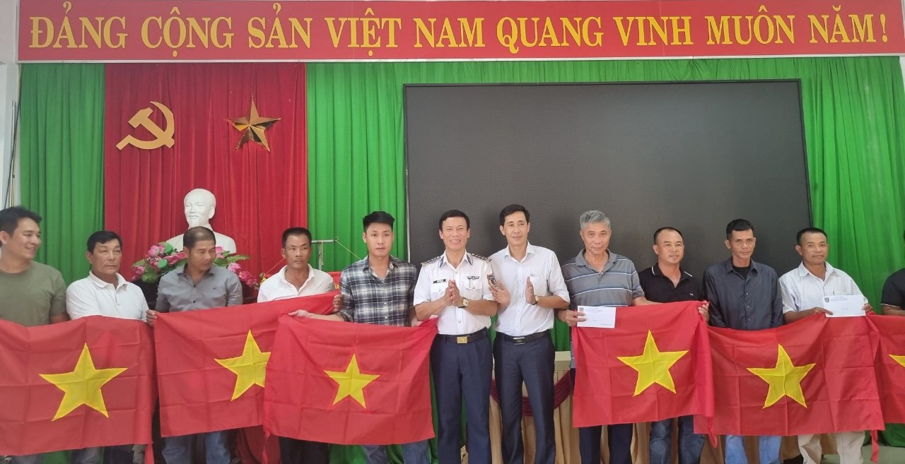 Truyền thông về biển, đảo và tặng 400 lá cờ Tổ quốc cho ngư dân