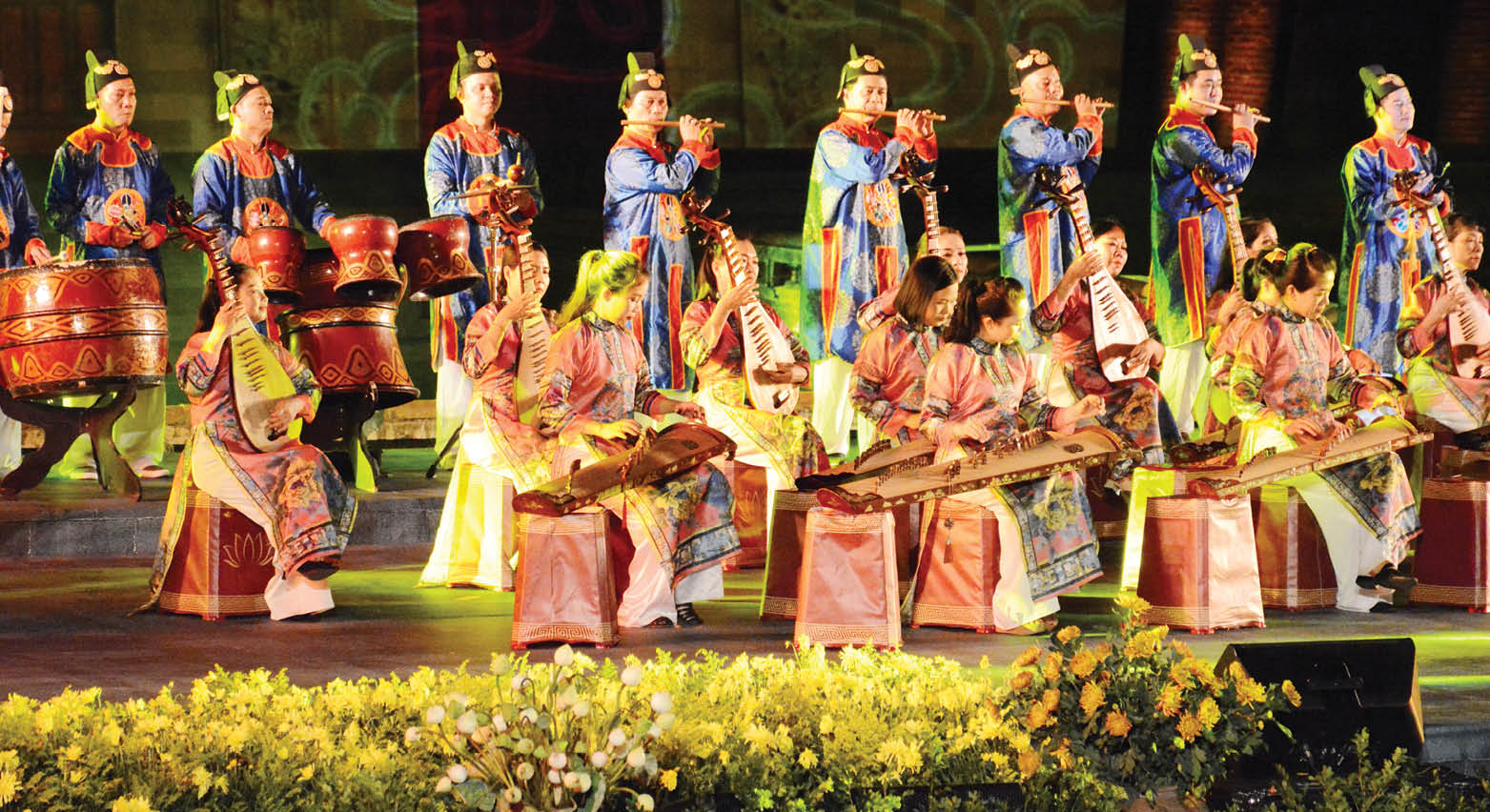 Nhớ những người lặng lẽ đóng góp cho quê hương - Bài 2 Đưa Nhã nhạc ra Kinh đô Ánh sáng và châu Âu