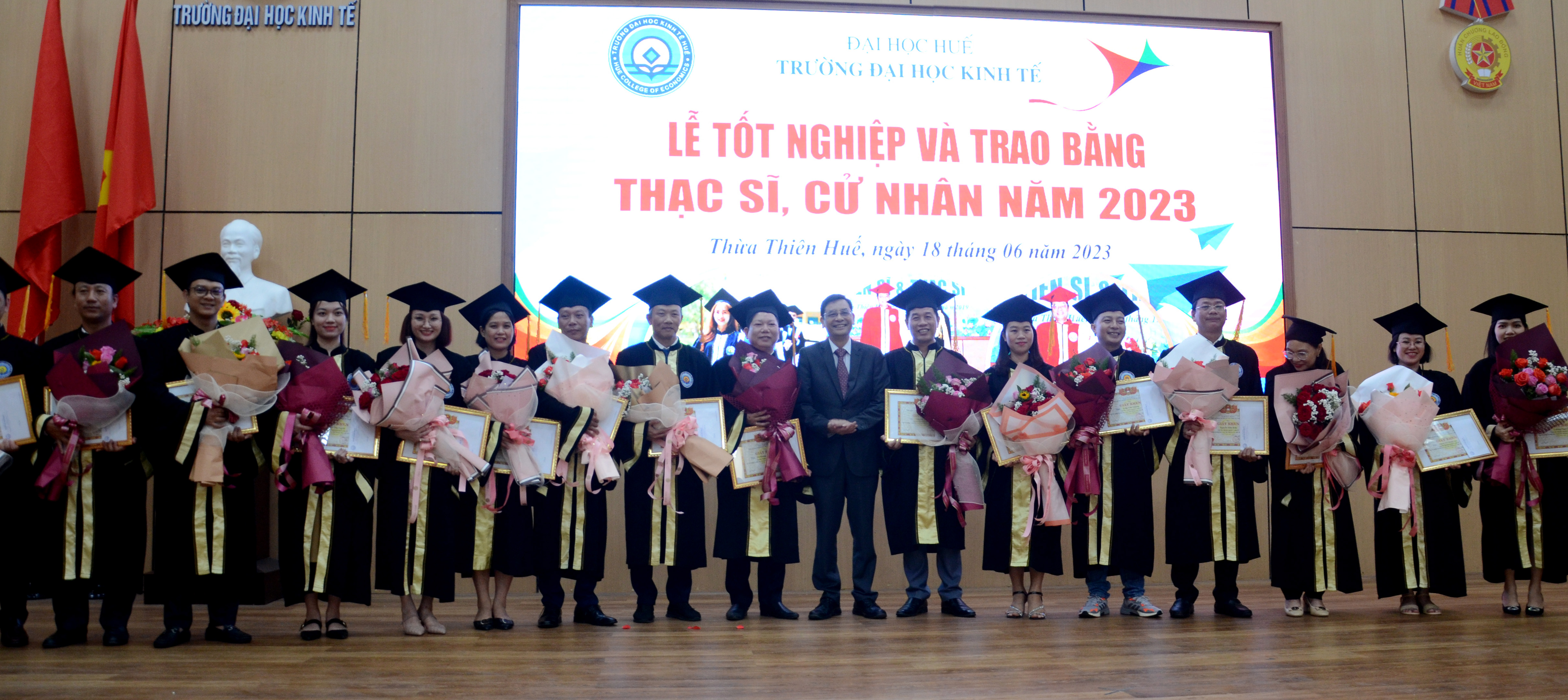 Trường đại học Kinh tế trao bằng cho 96 tân thạc sĩ và 353 tân cử nhân