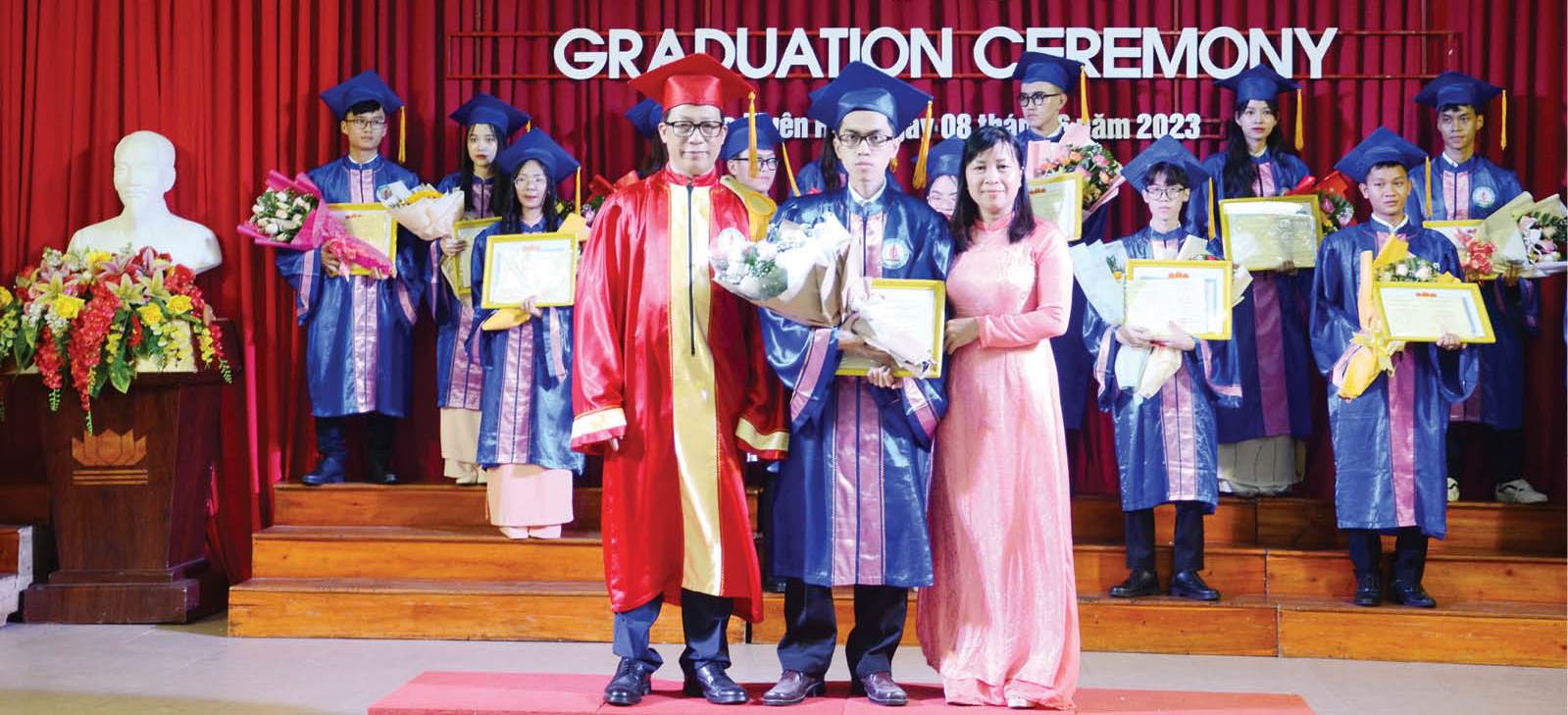 Những thủ khoa sư phạm đầu vào lẫn đầu ra