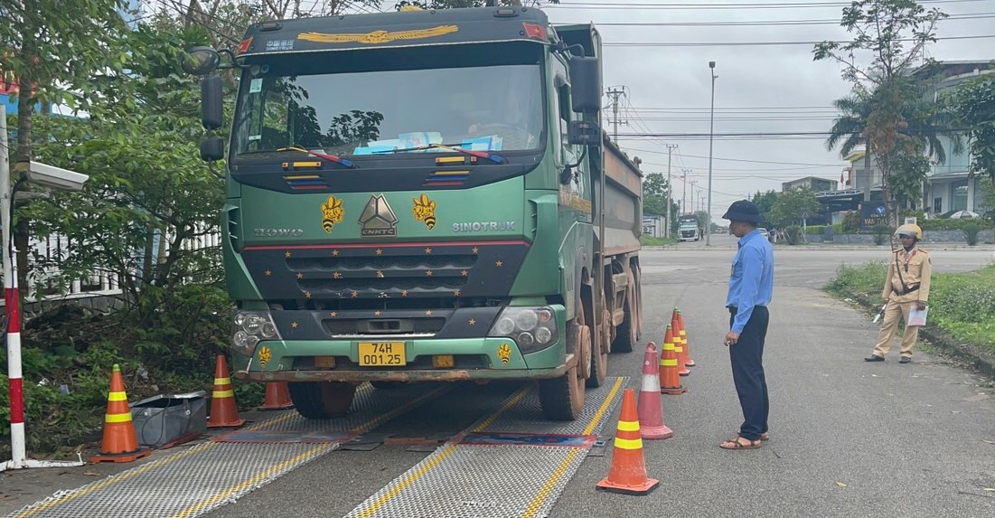 Thu gần 2,7 tỷ đồng tiền phạt xe quá tải trọng