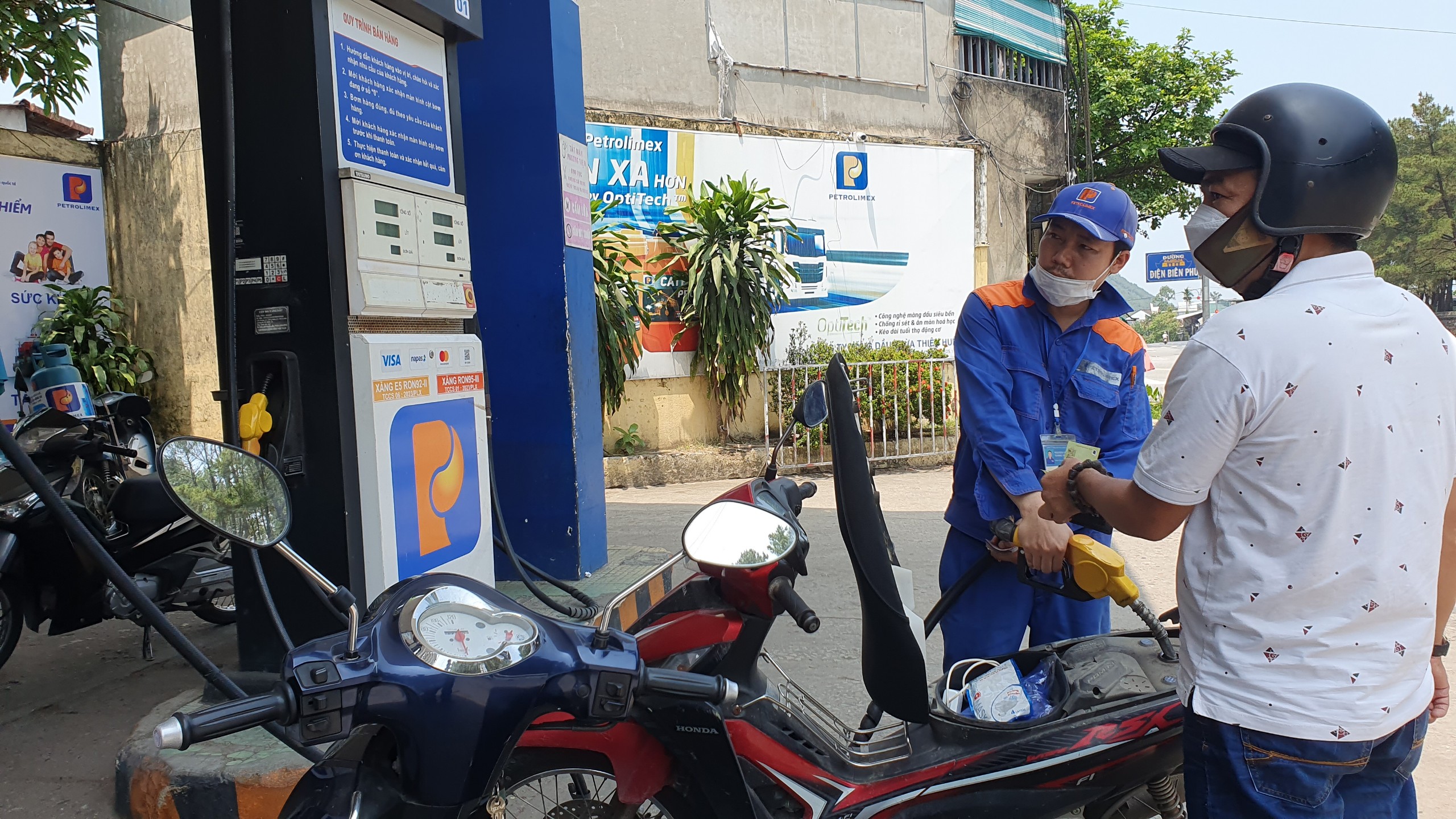 Giá xăng tiếp tục giữ nguyên