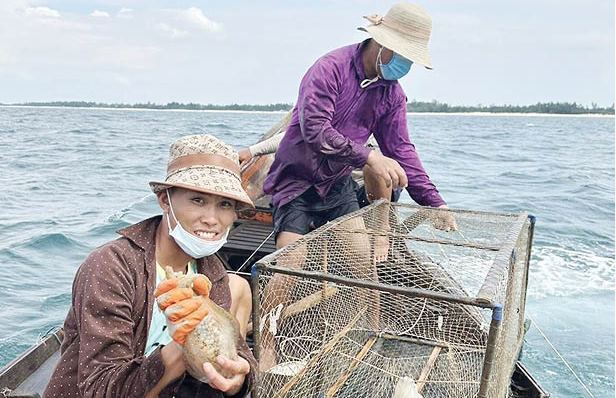 Hóa thân thành  ngư dân