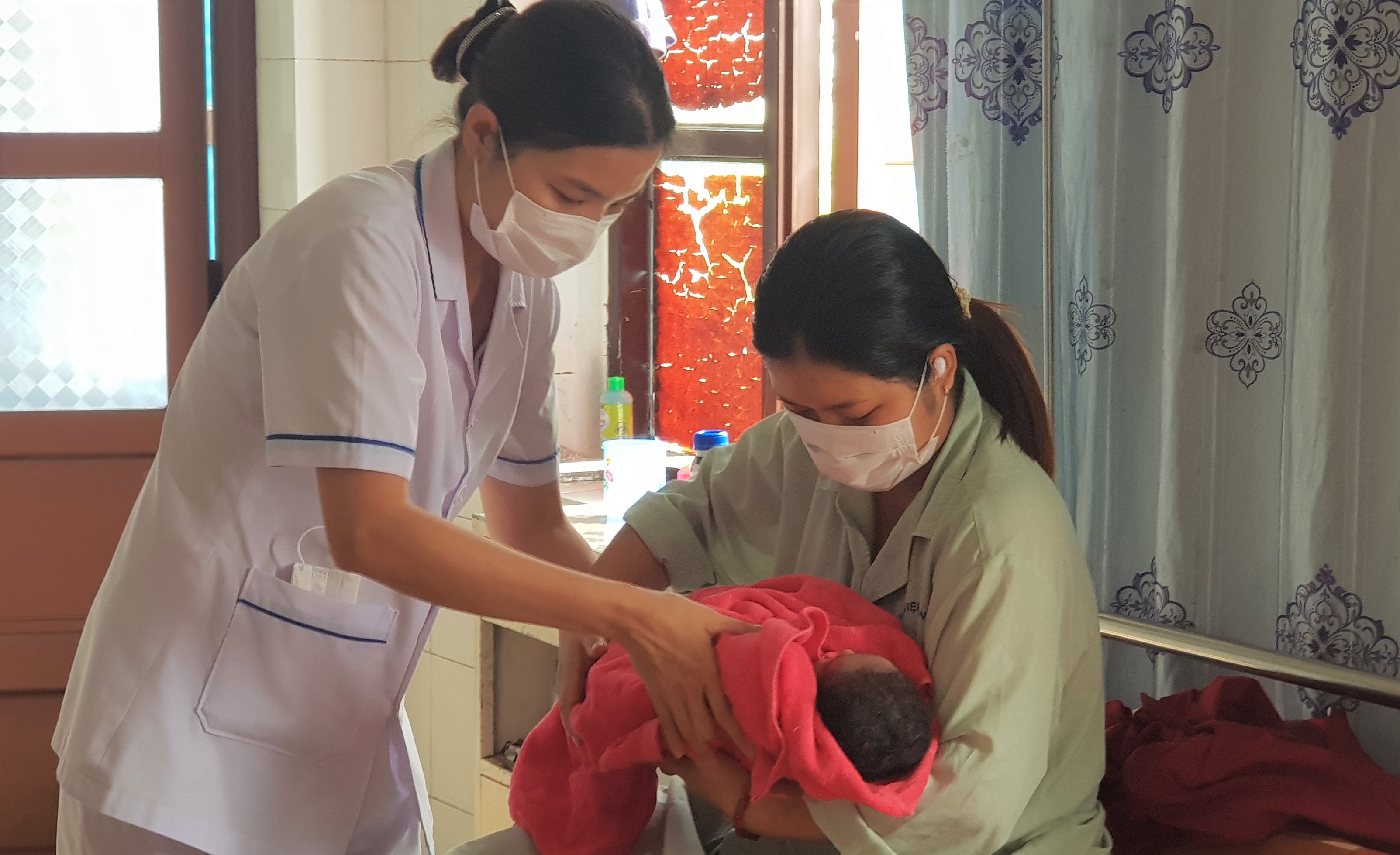 80 trẻ bú hoặc ăn sữa mẹ hoàn toàn trong thời gian nằm viện