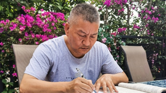 Triệu phú tự thân Trung Quốc thi trượt đại học 27 lần