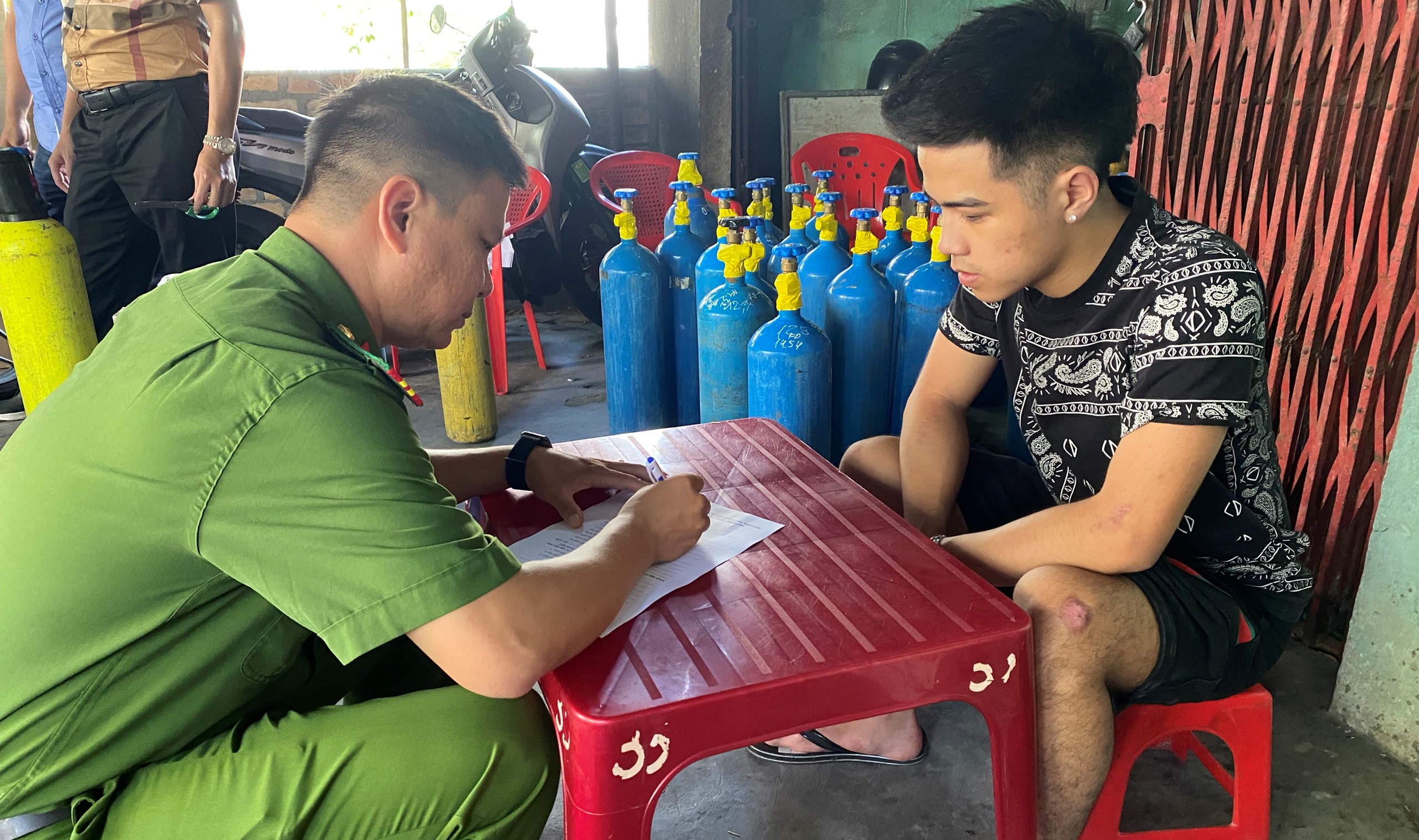 Phát hiện đường dây cất giấu, mua bán trái phép khí cười quy mô lớn